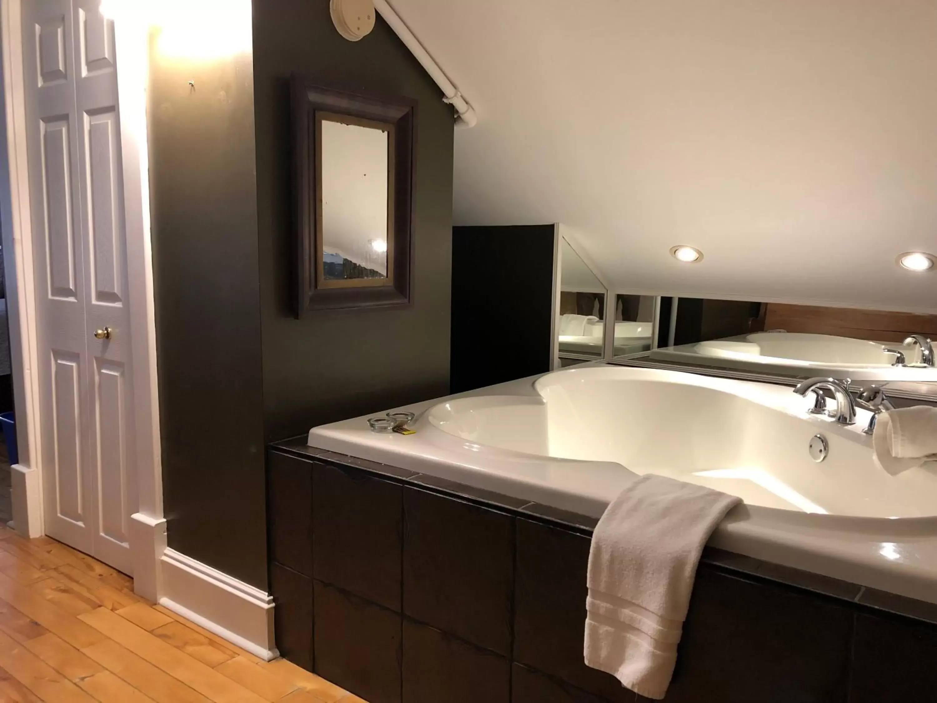 Bath, Bathroom in Leaside Manor