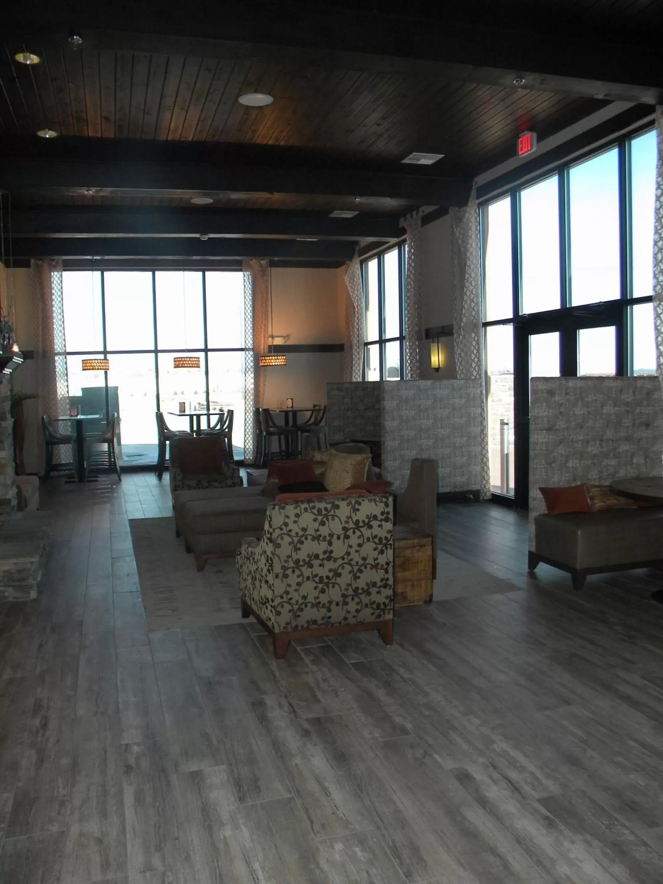 Lounge or bar in Teddy's Residential Suites Watford City
