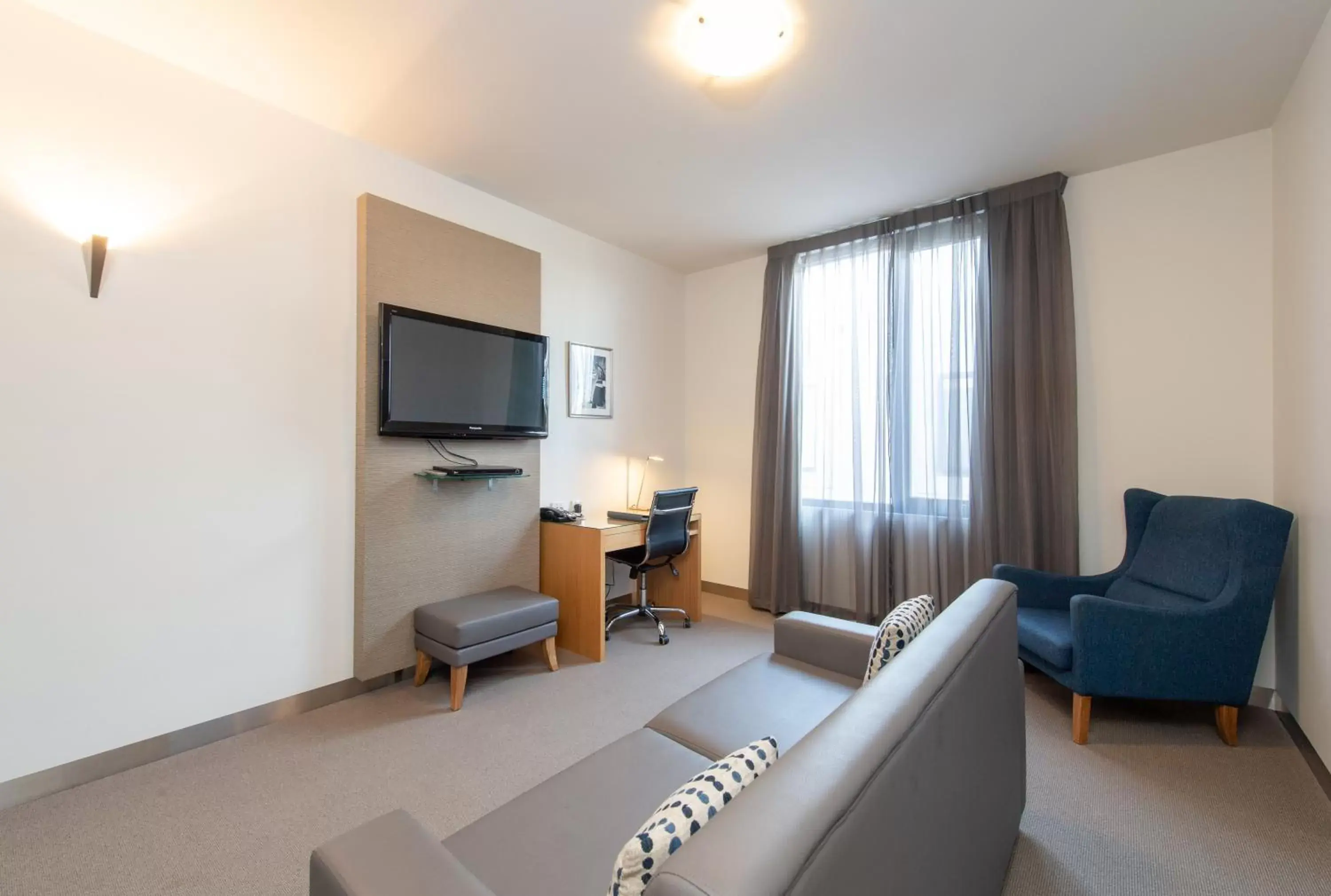 Living room, TV/Entertainment Center in Mawson Lakes Hotel