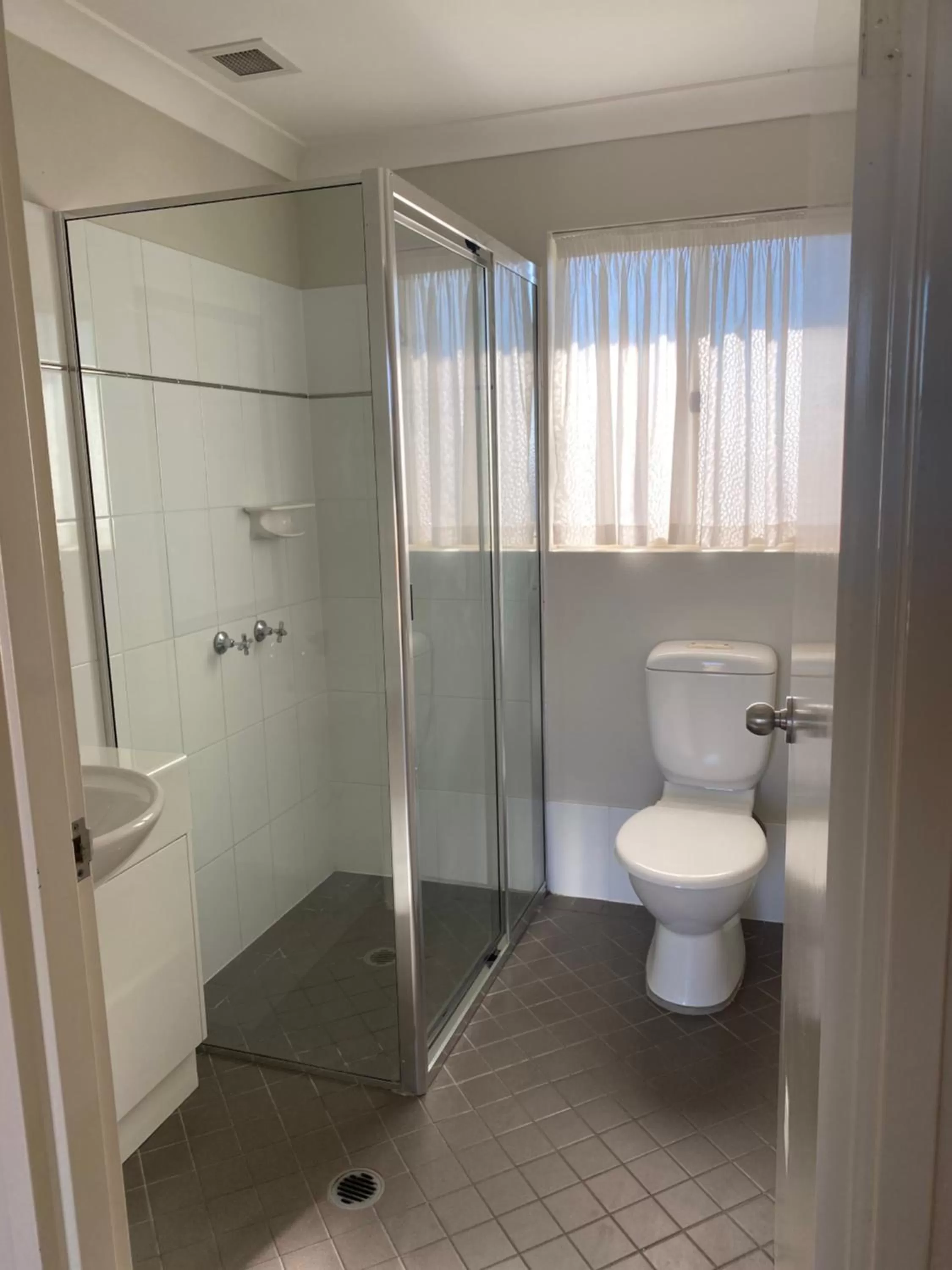 Bathroom in Maitland City Motel