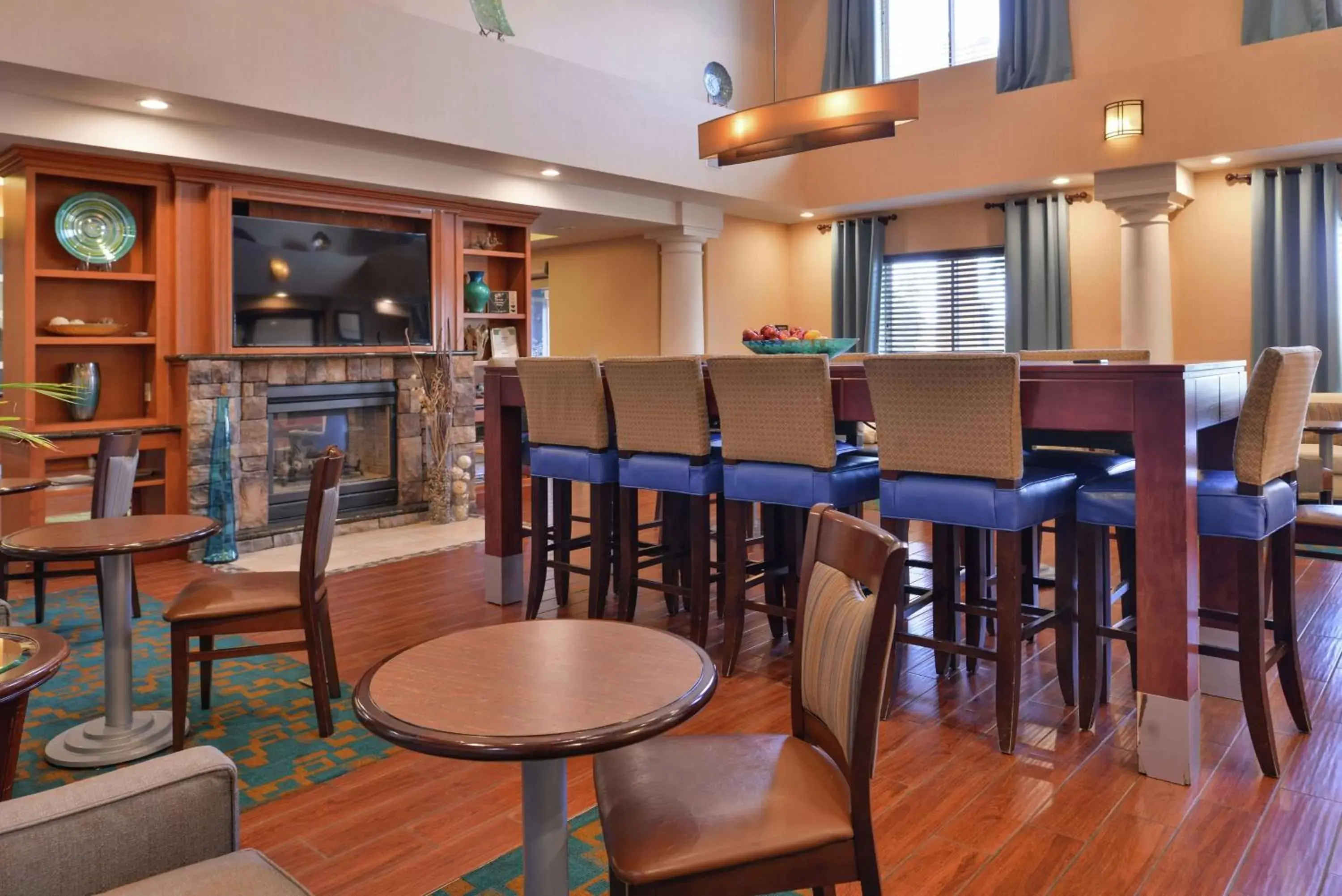 Dining area, Lounge/Bar in Hampton Inn & Suites Woodland-Sacramento Area