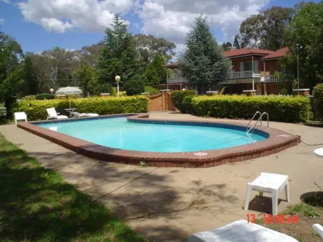 Garden, Swimming Pool in Coachmans Rest Motor Lodge