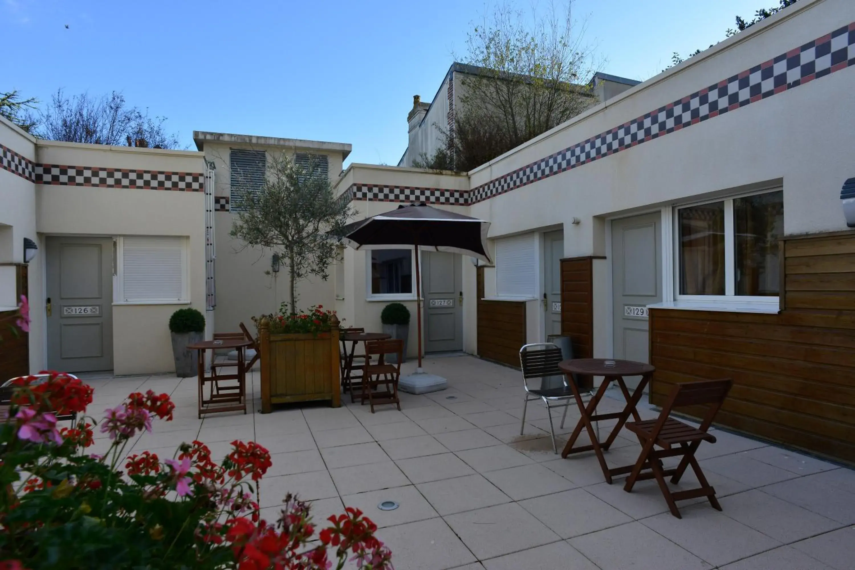 Patio, Property Building in Almoria Hôtel & SPA