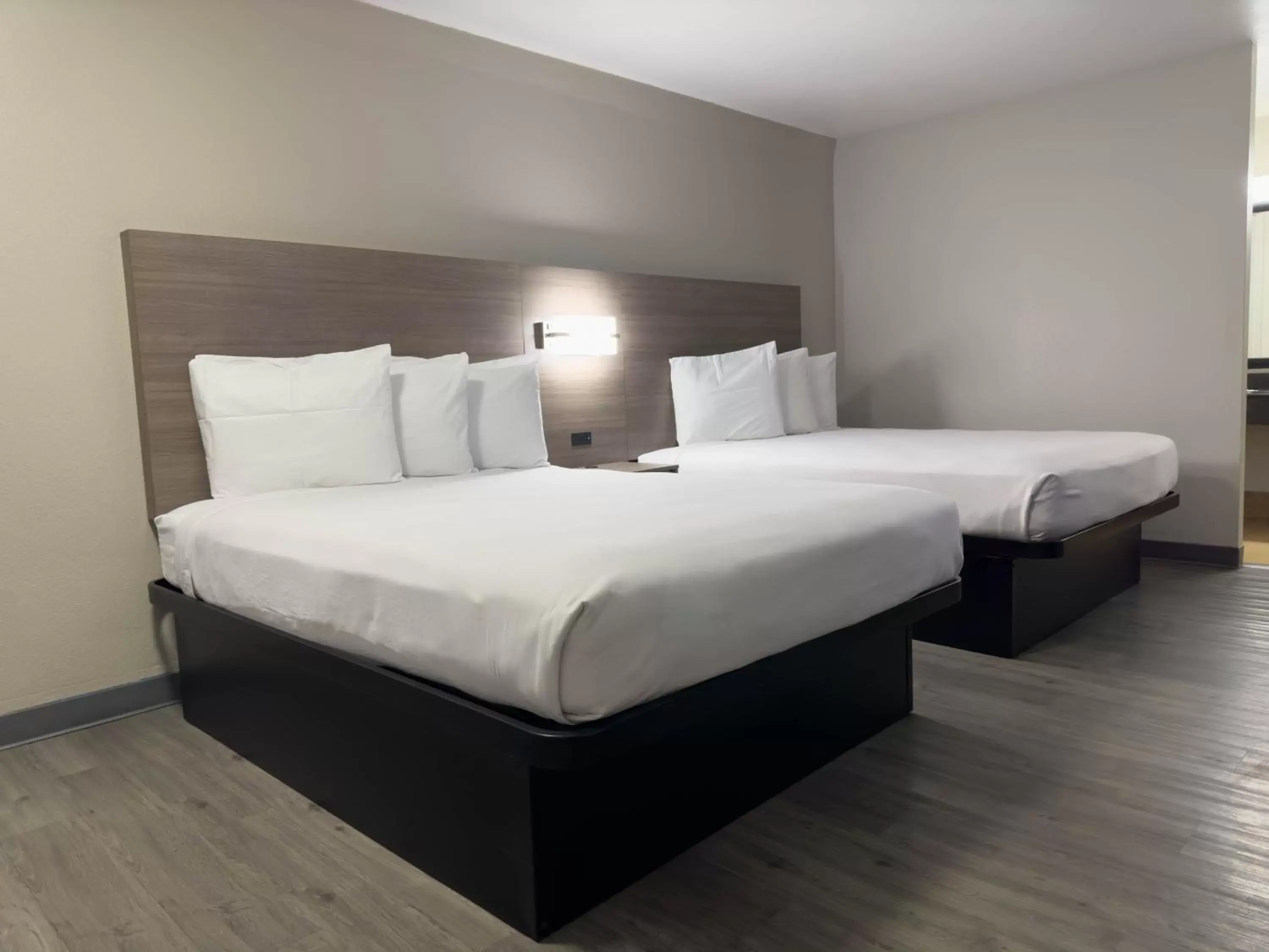 Guests, Bed in Americas Best Value Inn Austin