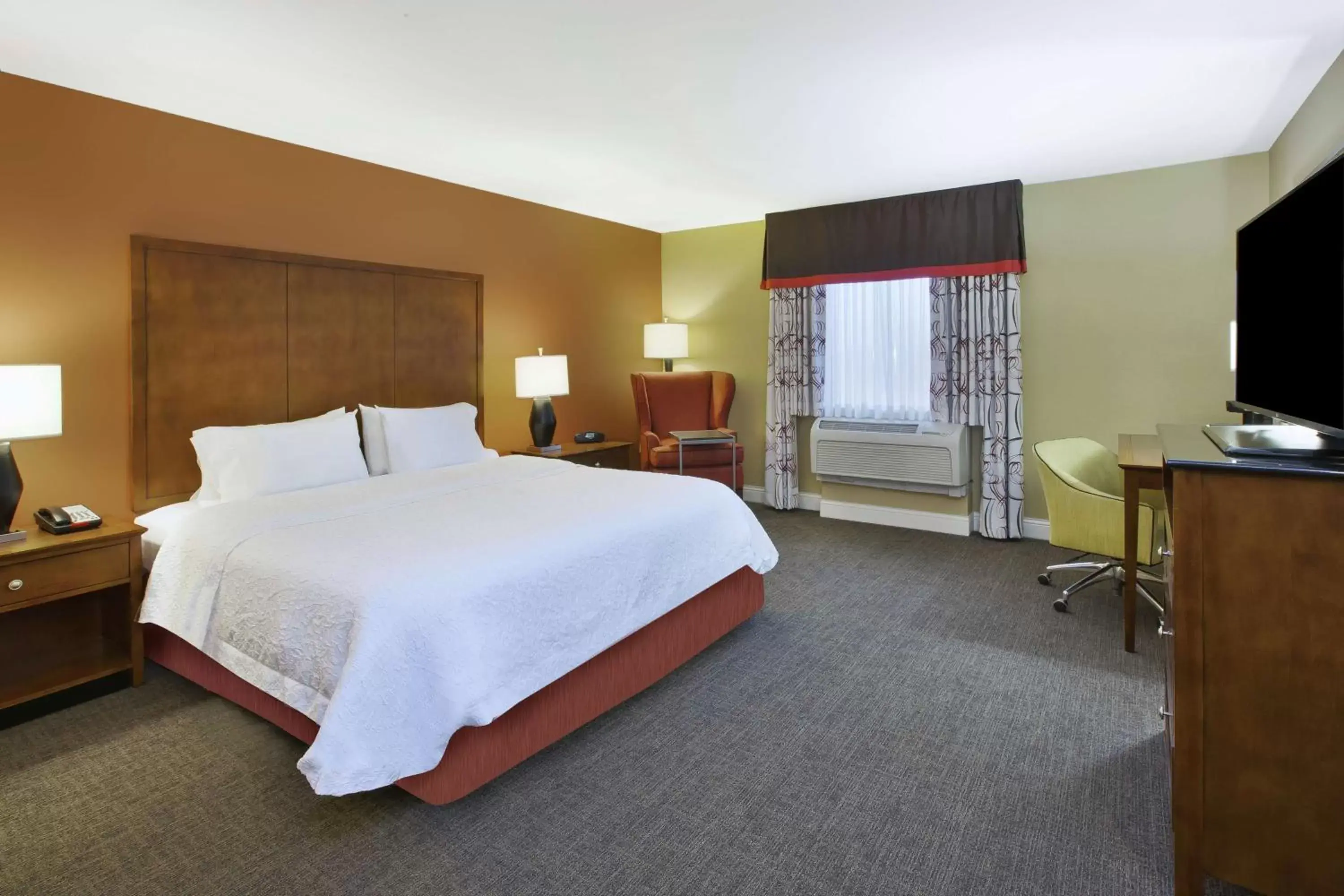 Bed in Hampton Inn & Suites Wichita-Northeast