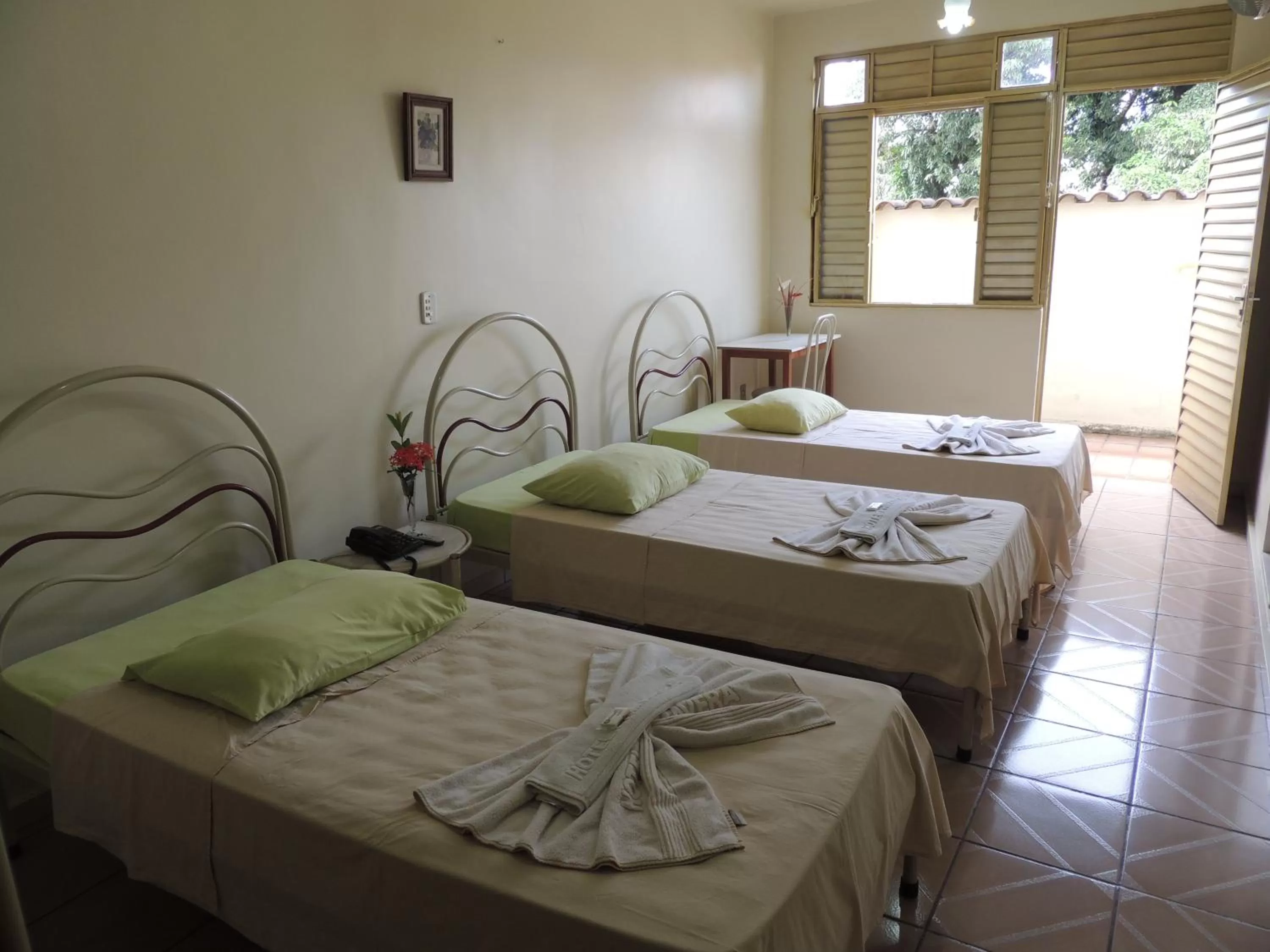 Budget Triple Room in Hotel Primavera Betim