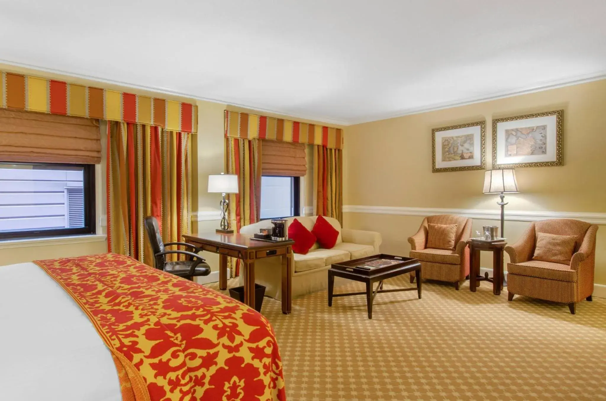 Bedroom, Seating Area in Boston Omni Parker House Hotel