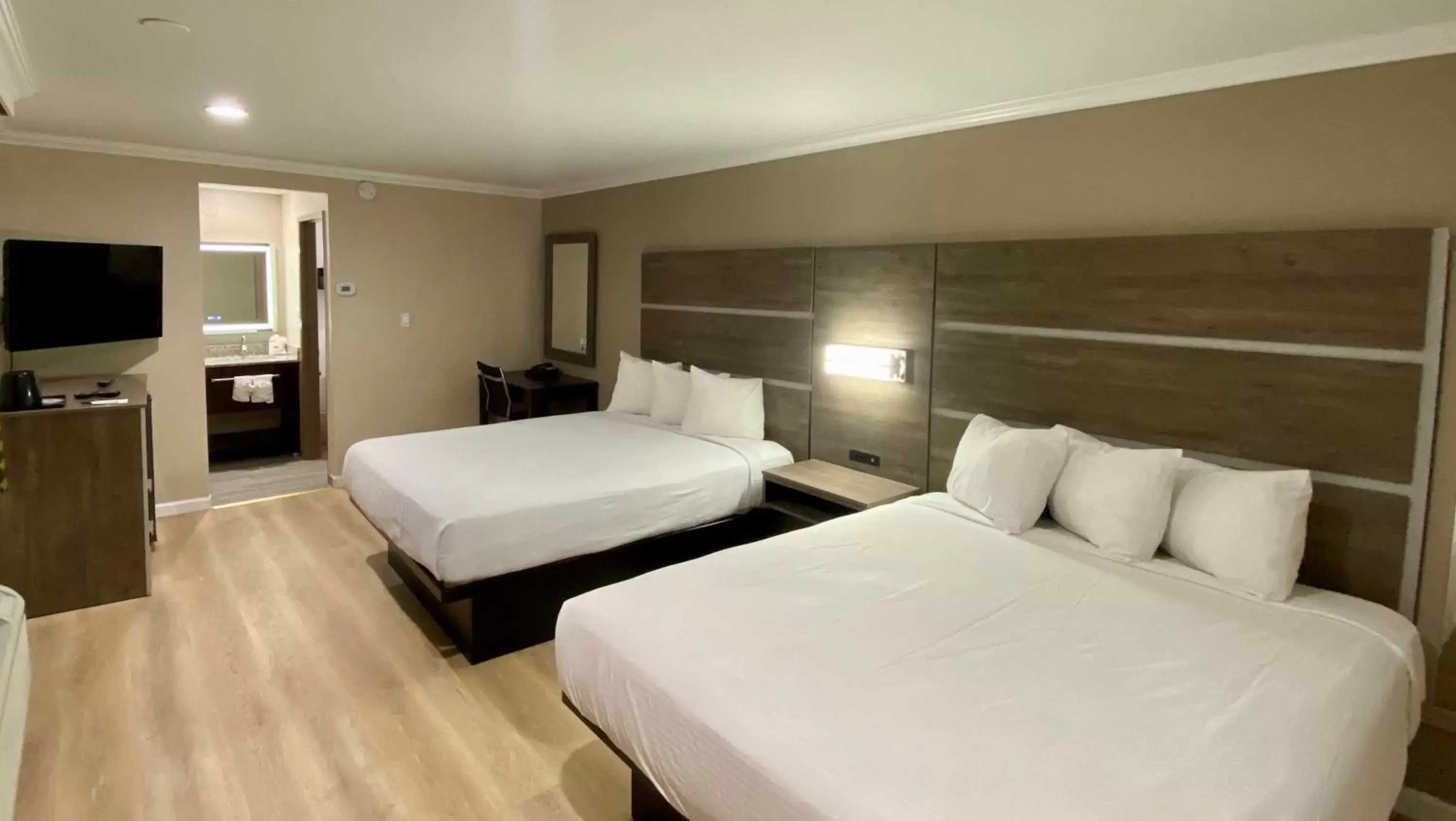 Photo of the whole room, Bed in SureStay Hotel by Best Western Santa Cruz