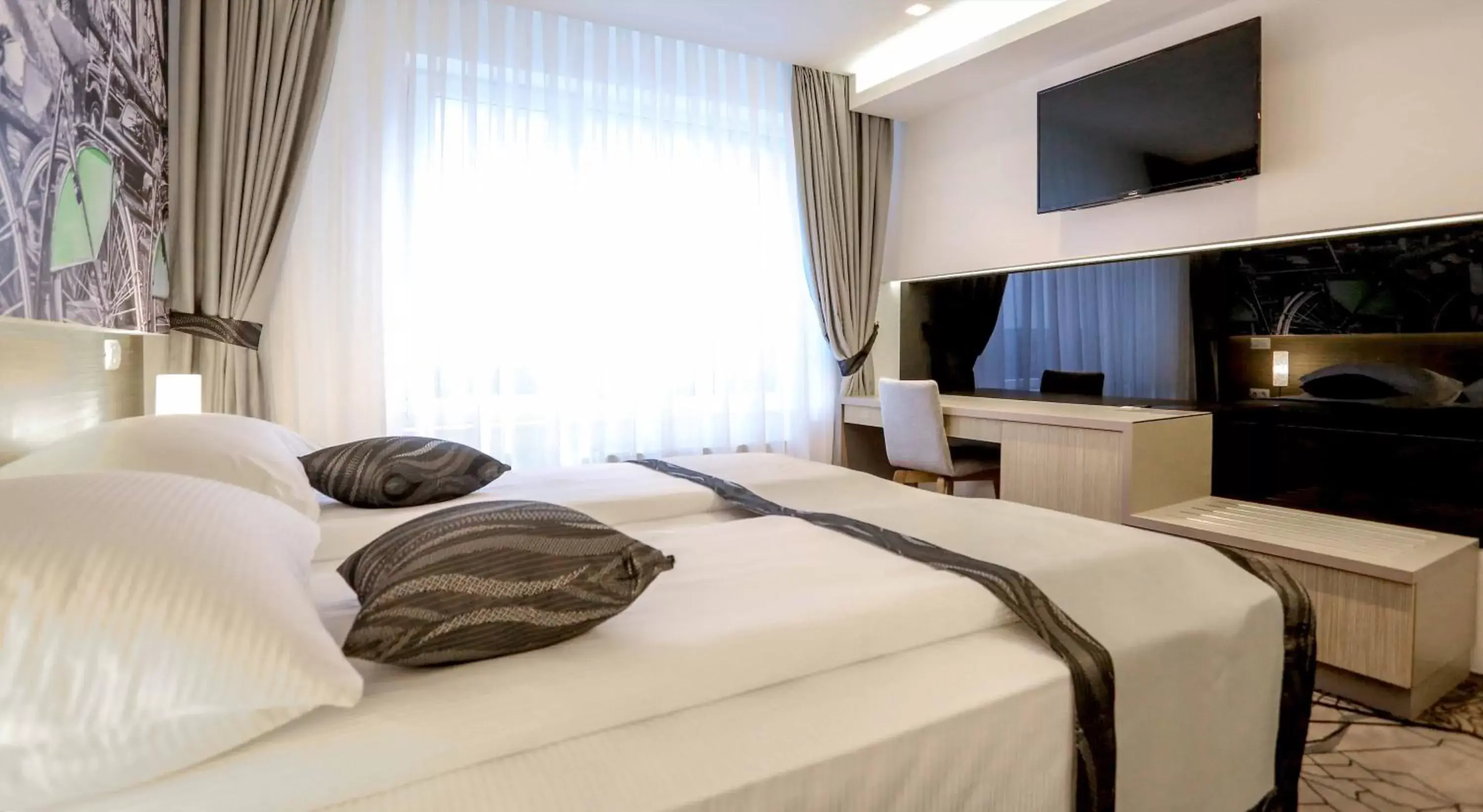 Property building, Bed in Hotel Grad