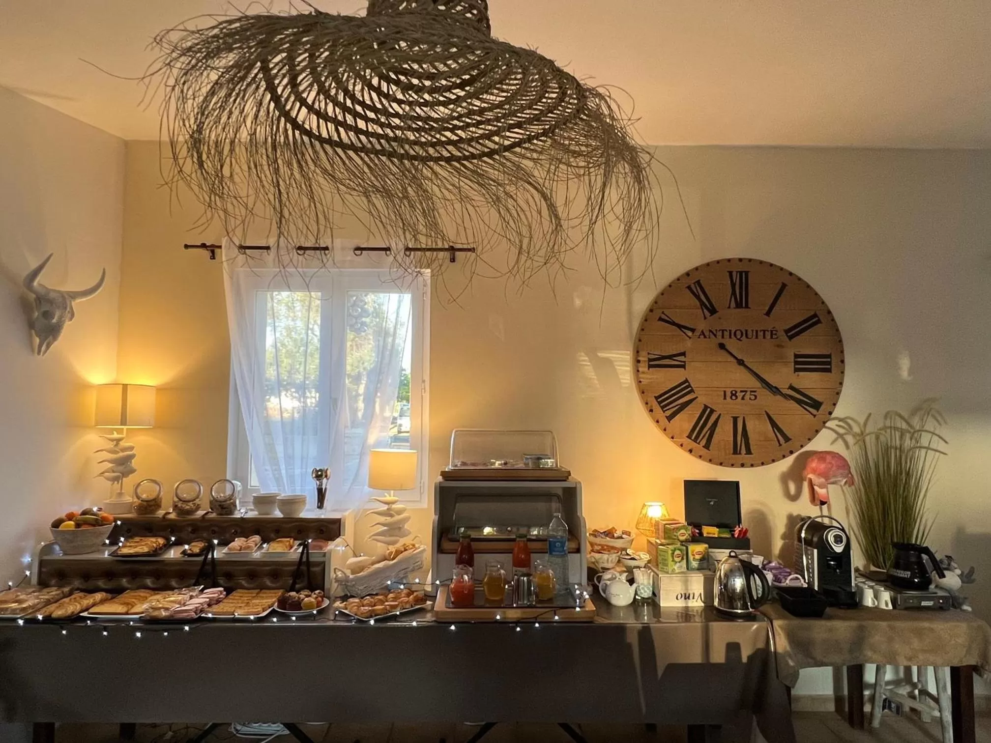 Breakfast in Hôtel Le Médiéval - Parking inclus & accueil vélo