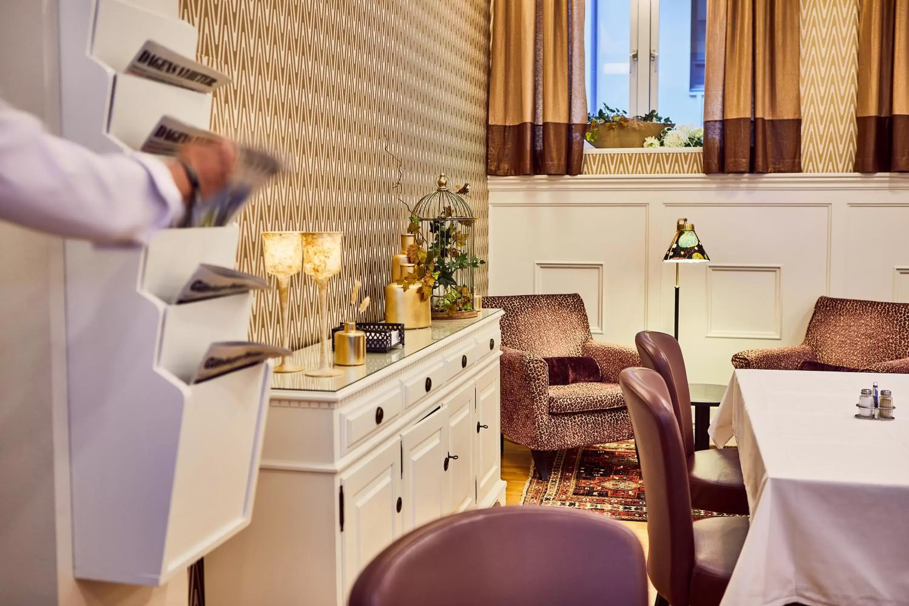 Dining area, Kitchen/Kitchenette in Hotel Royal