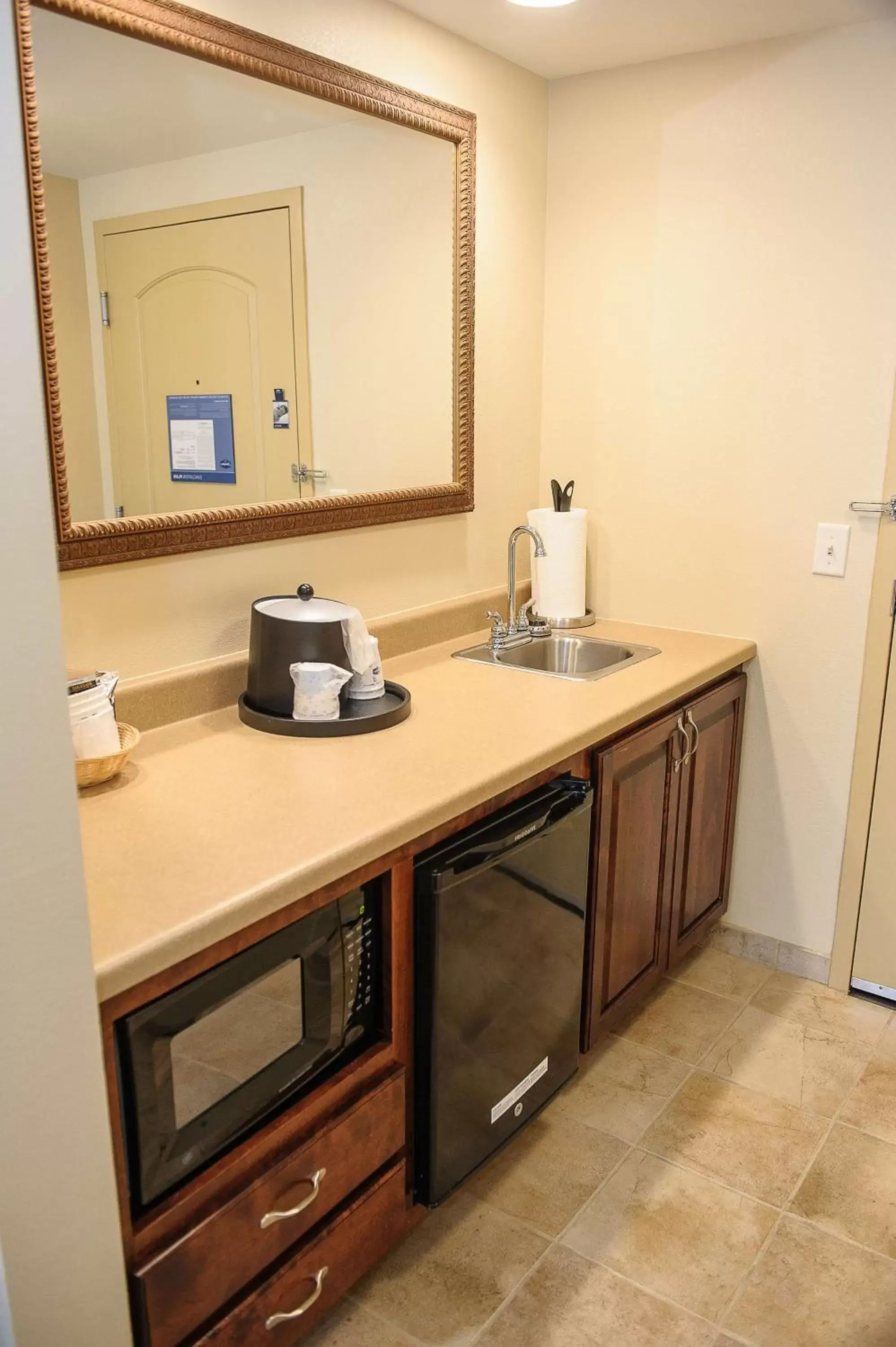 Kitchen or kitchenette, Bathroom in Hampton Inn & Suites Brookings