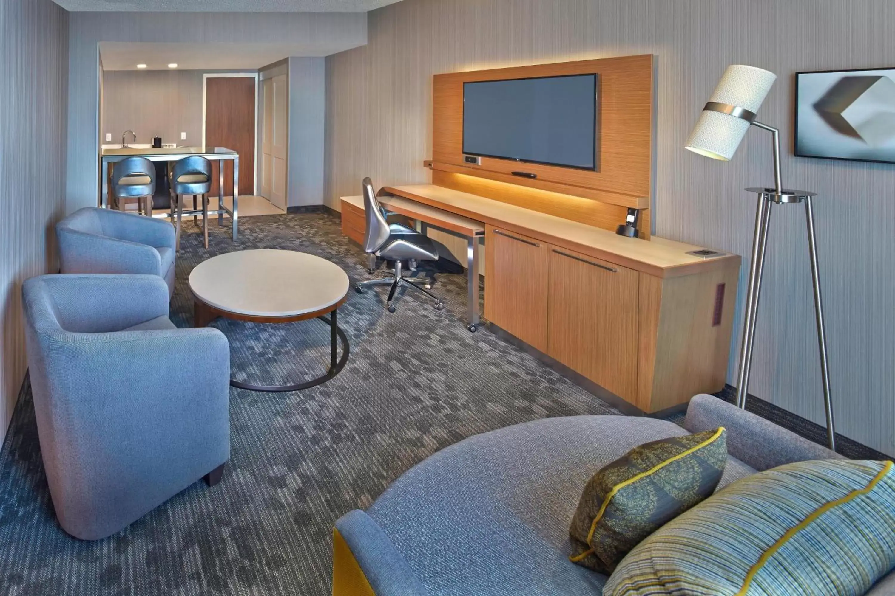 Photo of the whole room, Seating Area in Courtyard by Marriott Philadelphia City Avenue