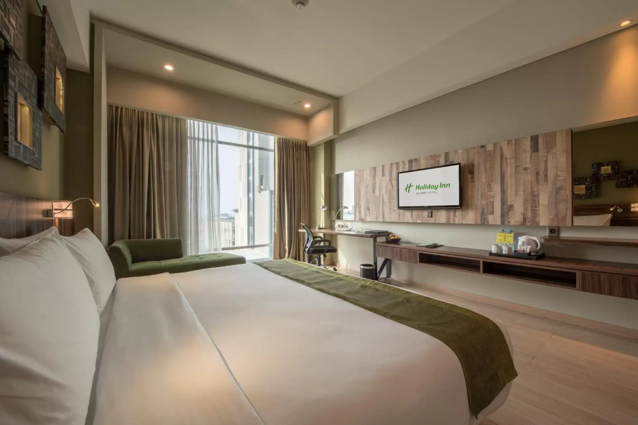 Photo of the whole room, TV/Entertainment Center in Holiday Inn Cikarang Jababeka, an IHG Hotel