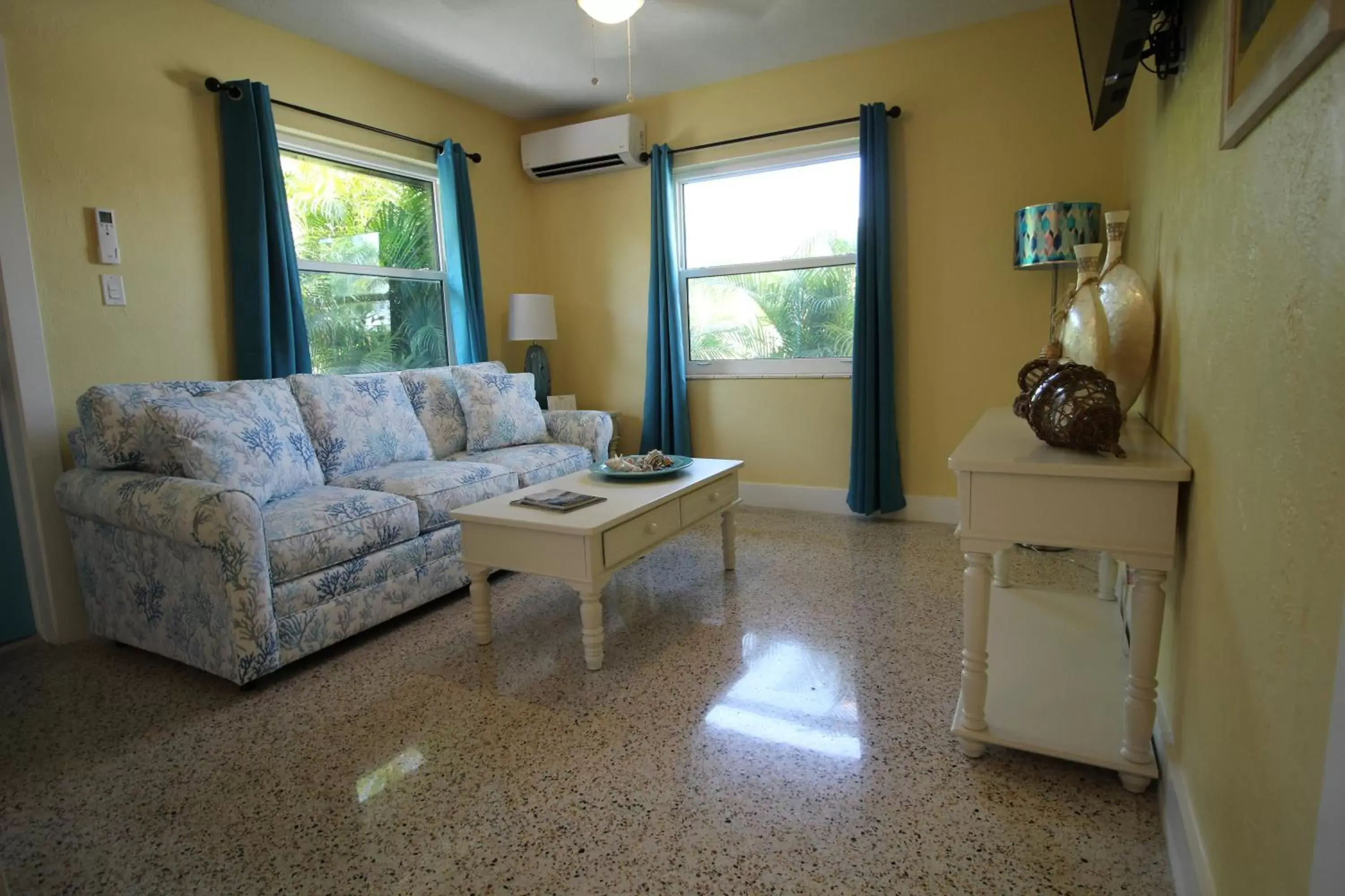 Living room, Seating Area in Siesta Key Palms Resort