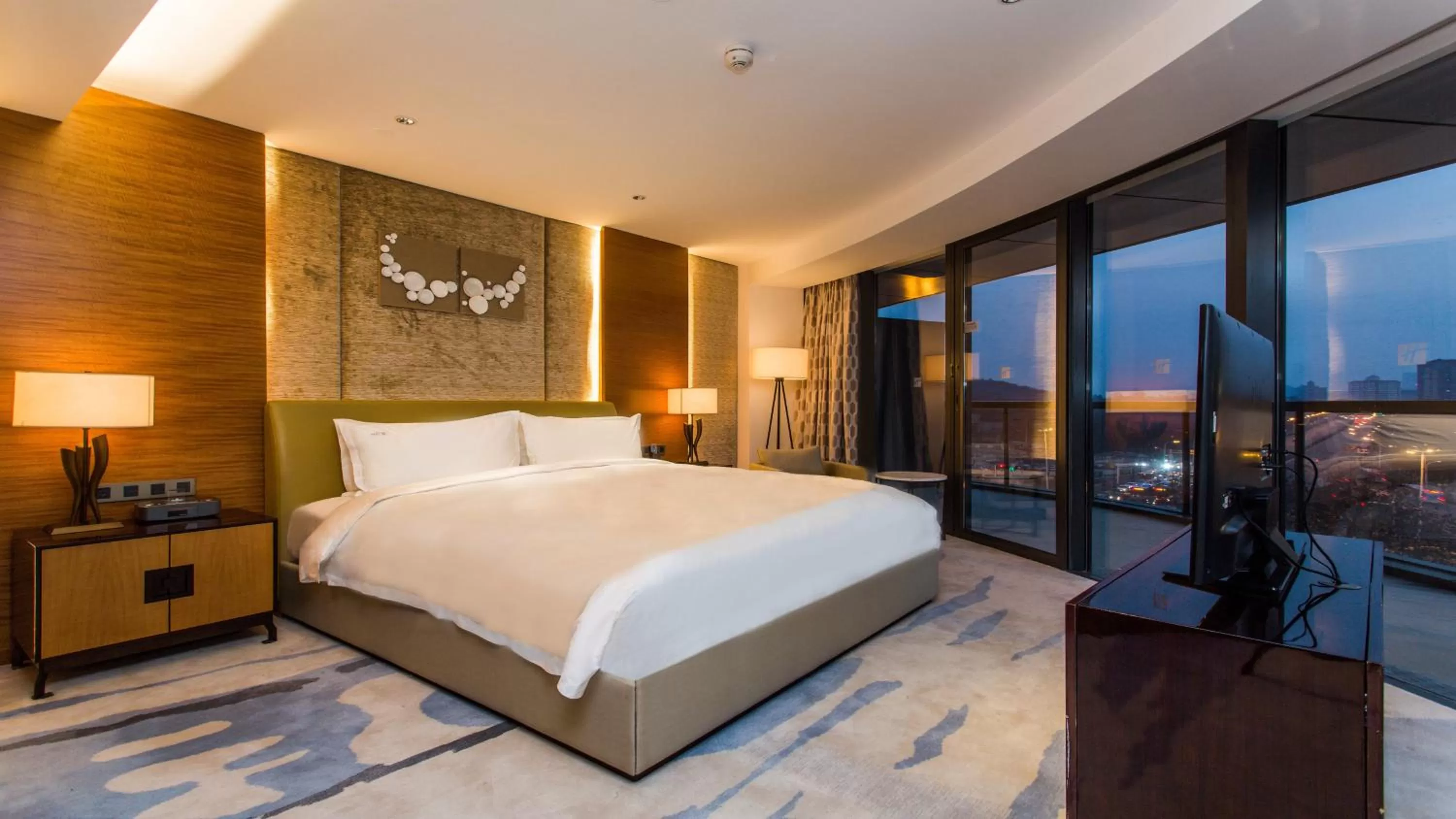 Bedroom, Bed in Holiday Inn Nanjing Xuanwu Lake by IHG
