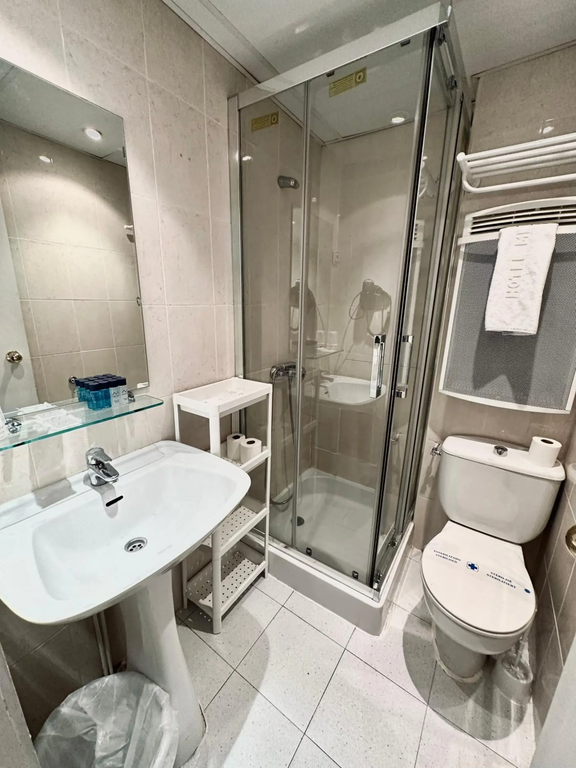 Shower, Bathroom in Hotel Merino