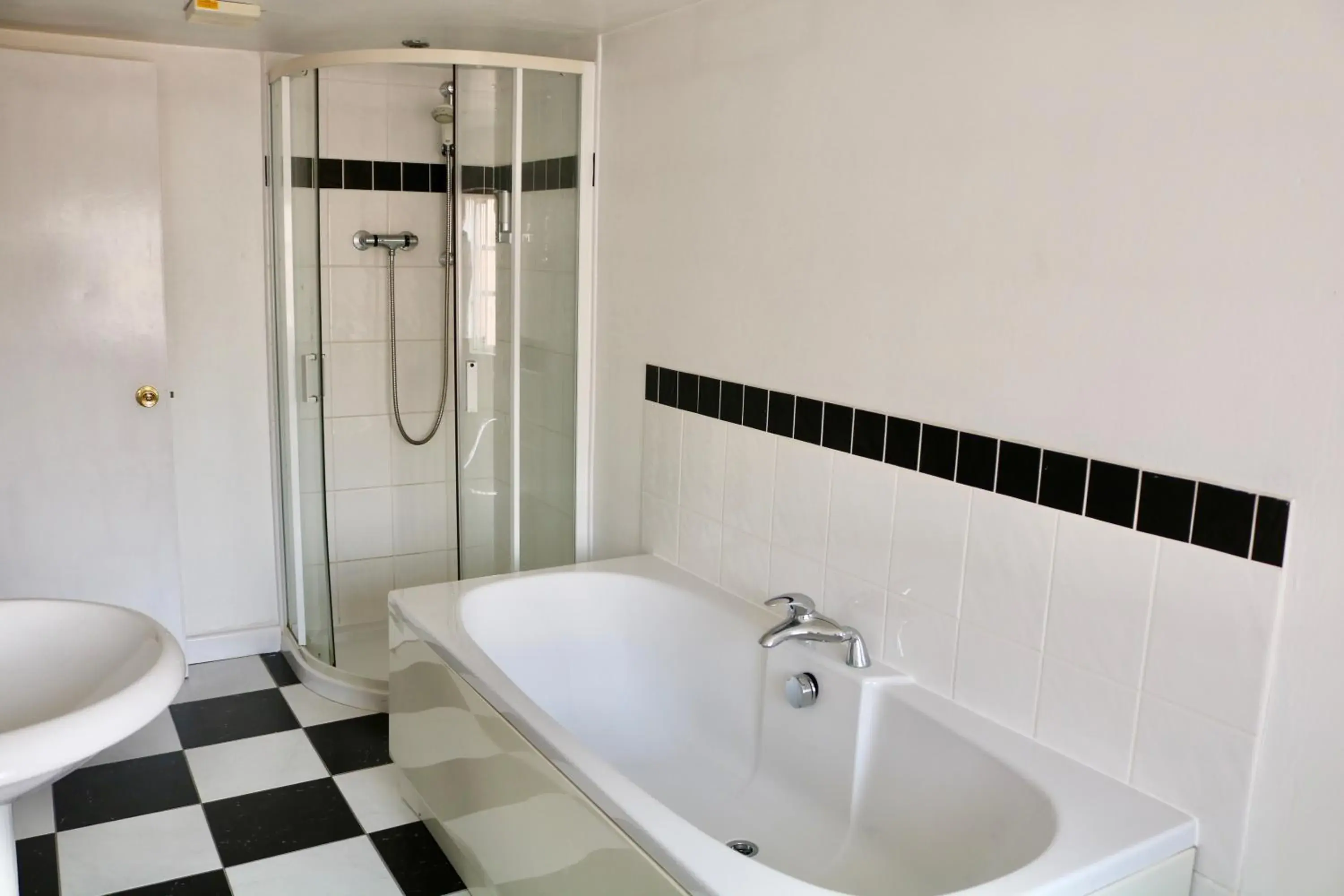 Shower, Bathroom in The Cottage Hotel