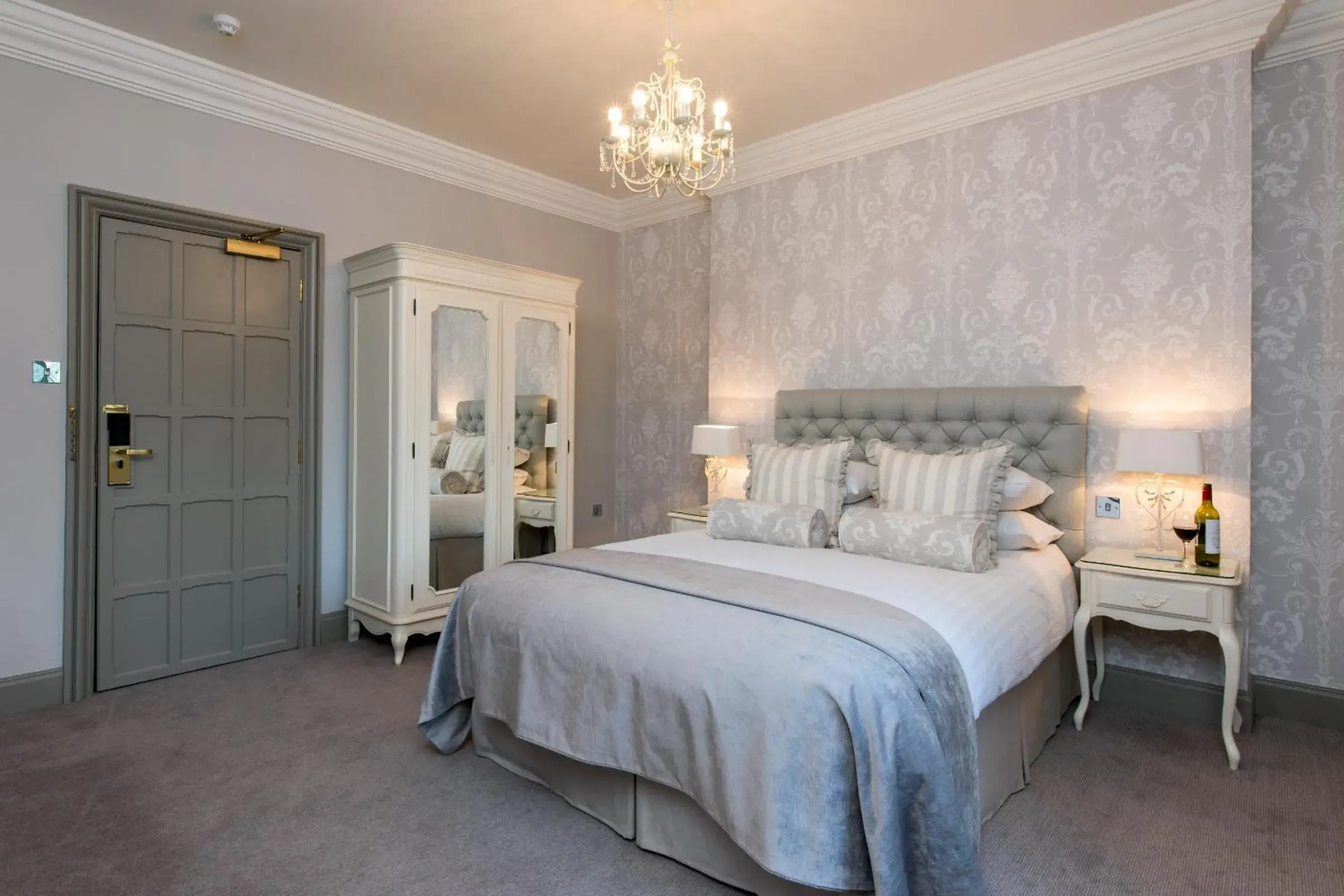 Photo of the whole room, Bed in The Manor Elstree