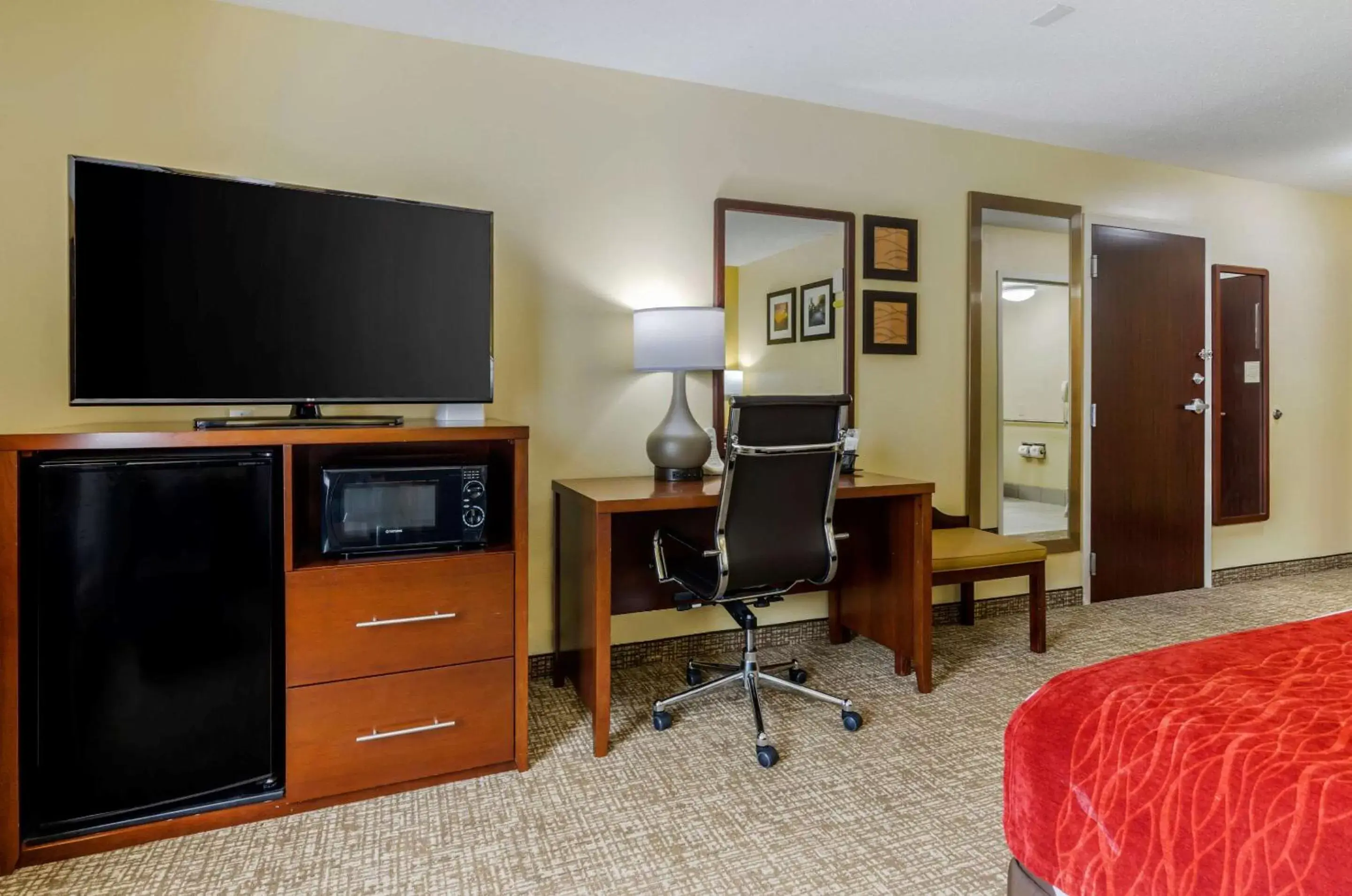 Bedroom, TV/Entertainment Center in Comfort Inn & Suites Hillsville I-77