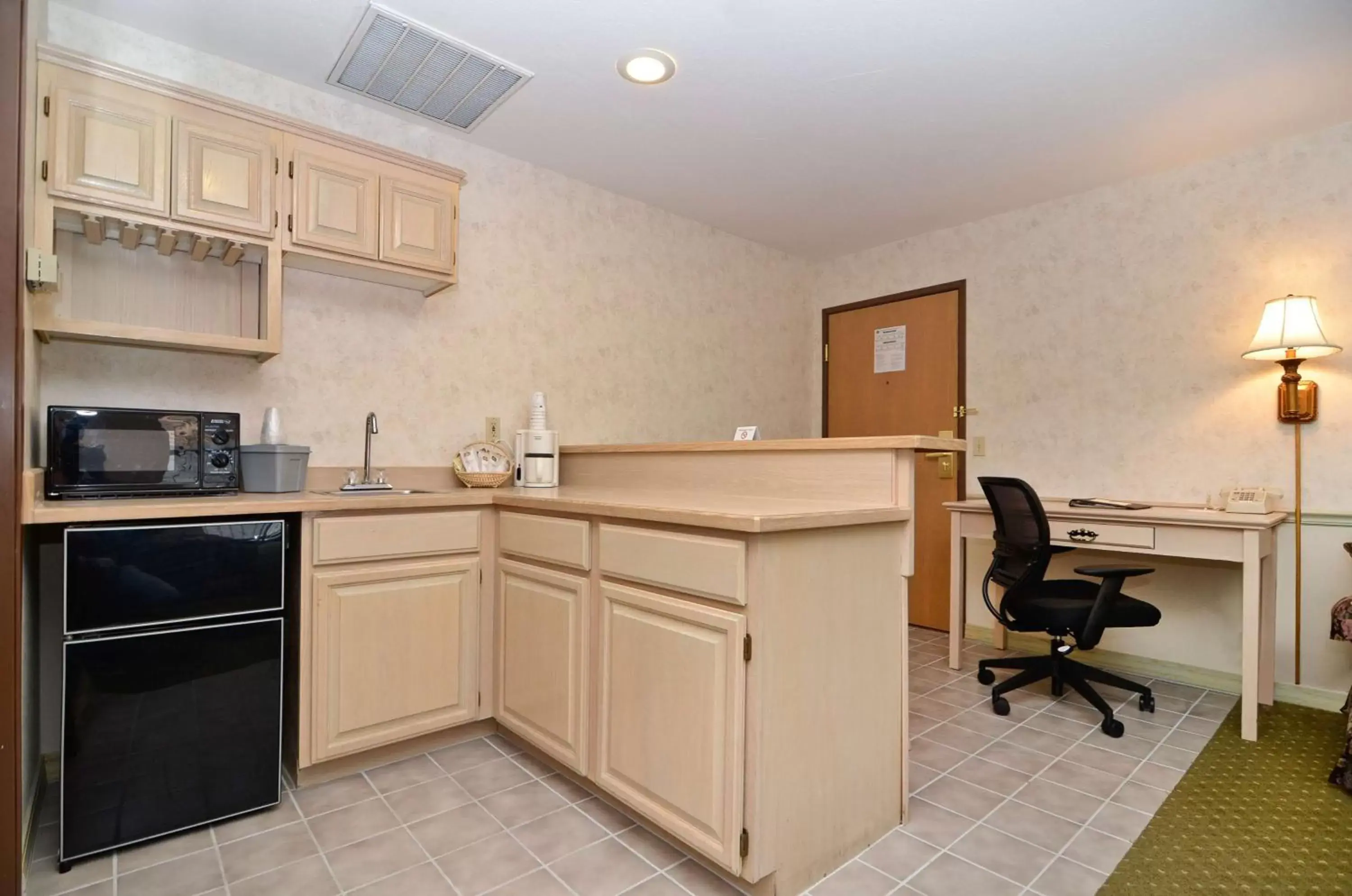 Photo of the whole room, Kitchen/Kitchenette in Best Western Inn at the Rogue
