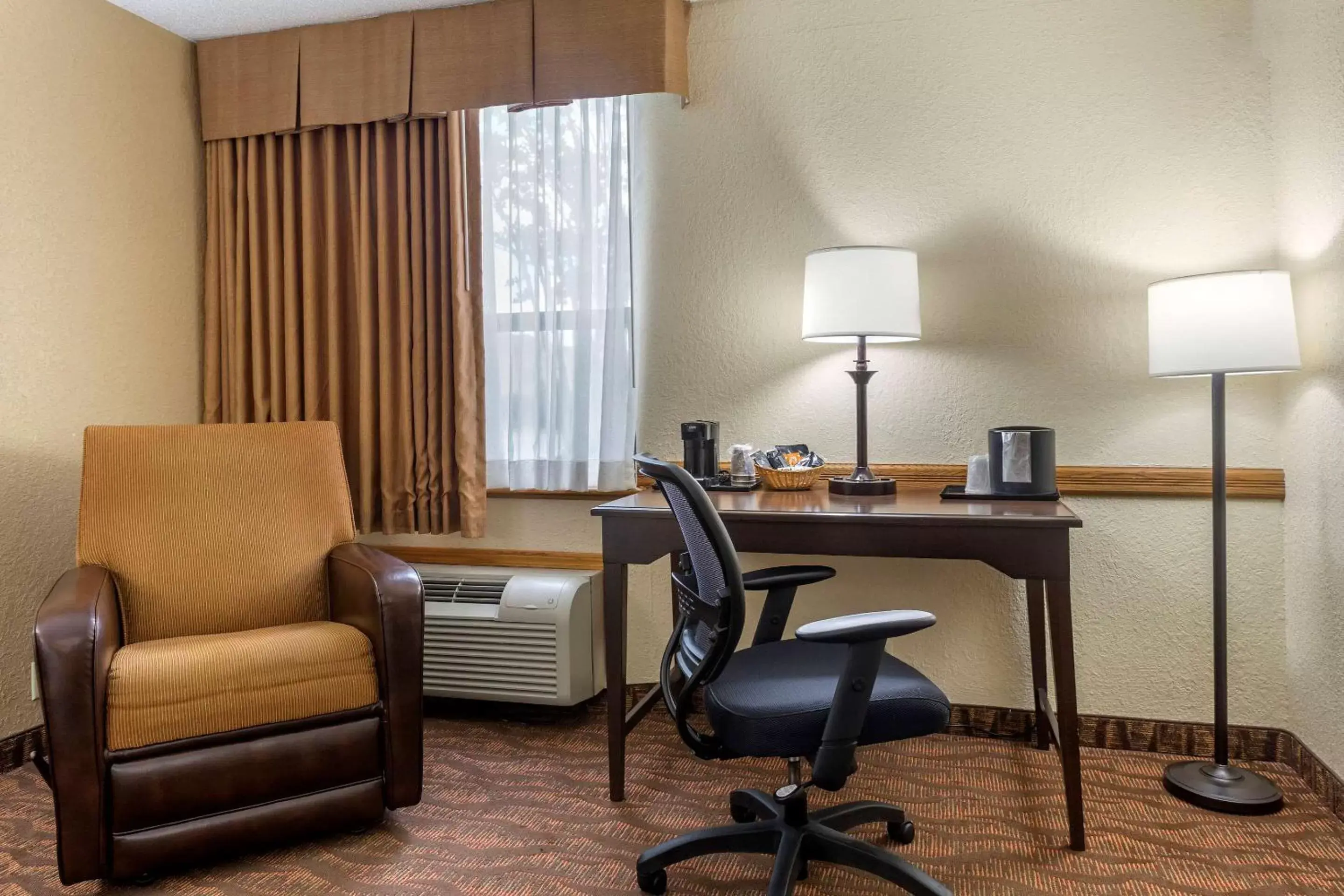 Photo of the whole room, Seating Area in Comfort Inn at Thousand Hills