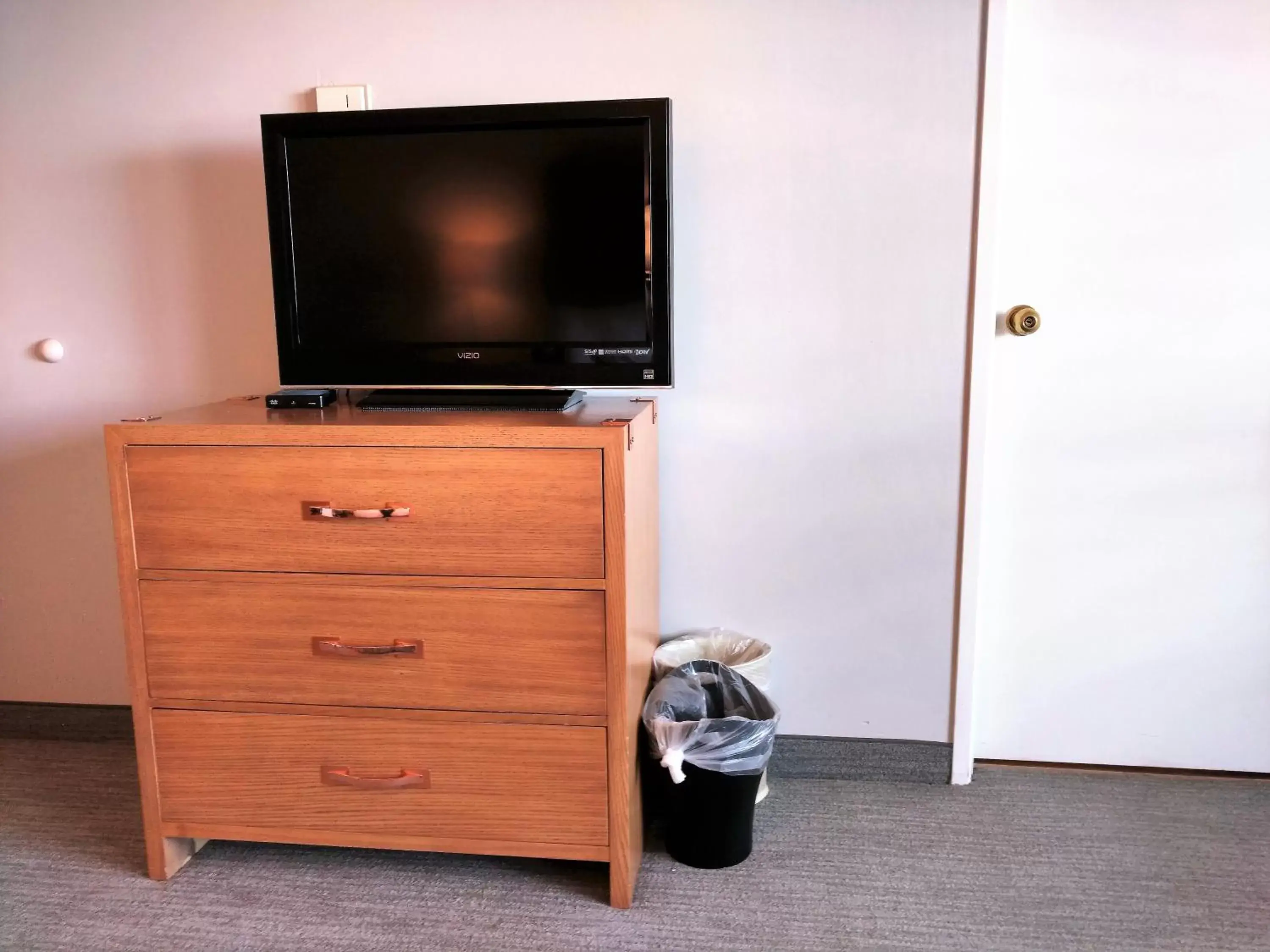 Area and facilities, TV/Entertainment Center in 456 Embarcadero Inn & Suites