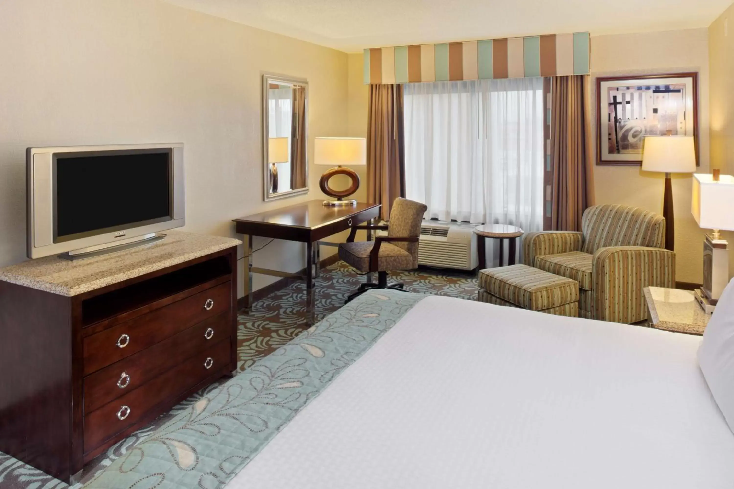 Bedroom, TV/Entertainment Center in DoubleTree by Hilton Augusta