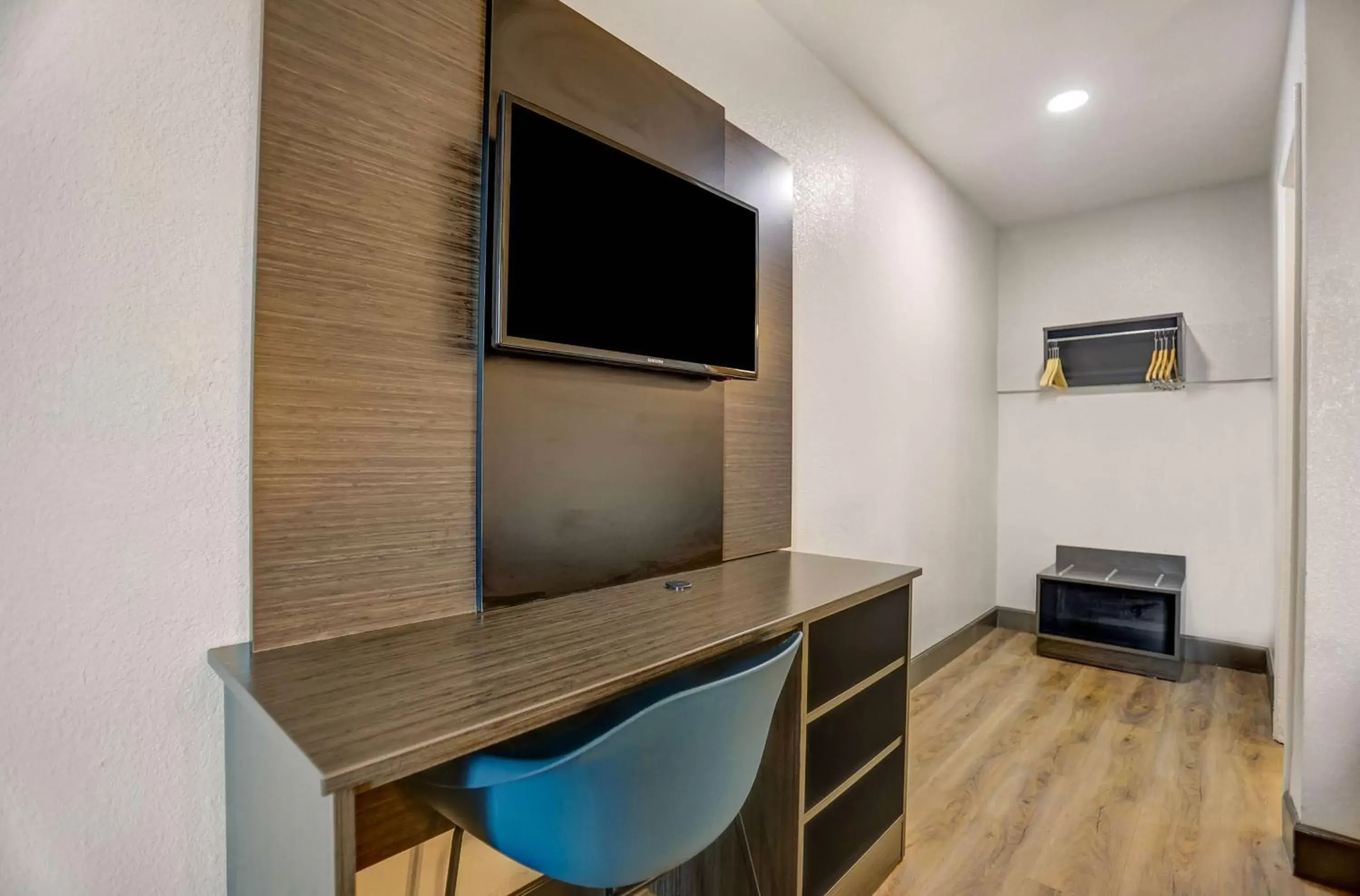 Quadruple Room - single occupancy - Non-Smoking in Motel 6-San Bernardino, CA - South Quadruple Room - single occupancy - Non-Smoking in Motel 6-San Bernardino, CA - South