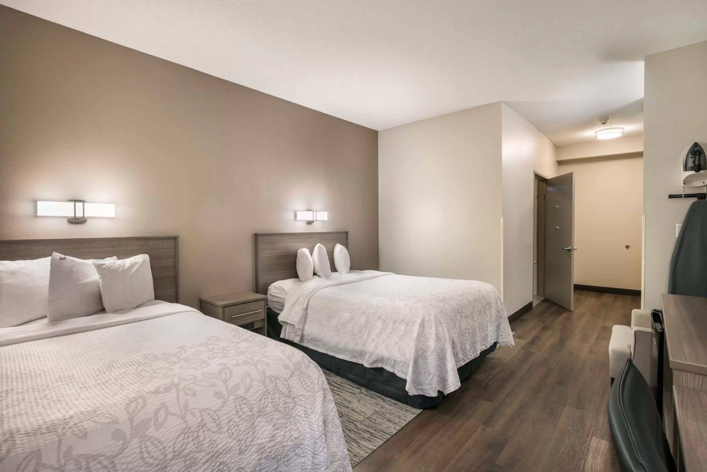 Photo of the whole room, Bed in Red Roof Inn PLUS+ Boston - Logan