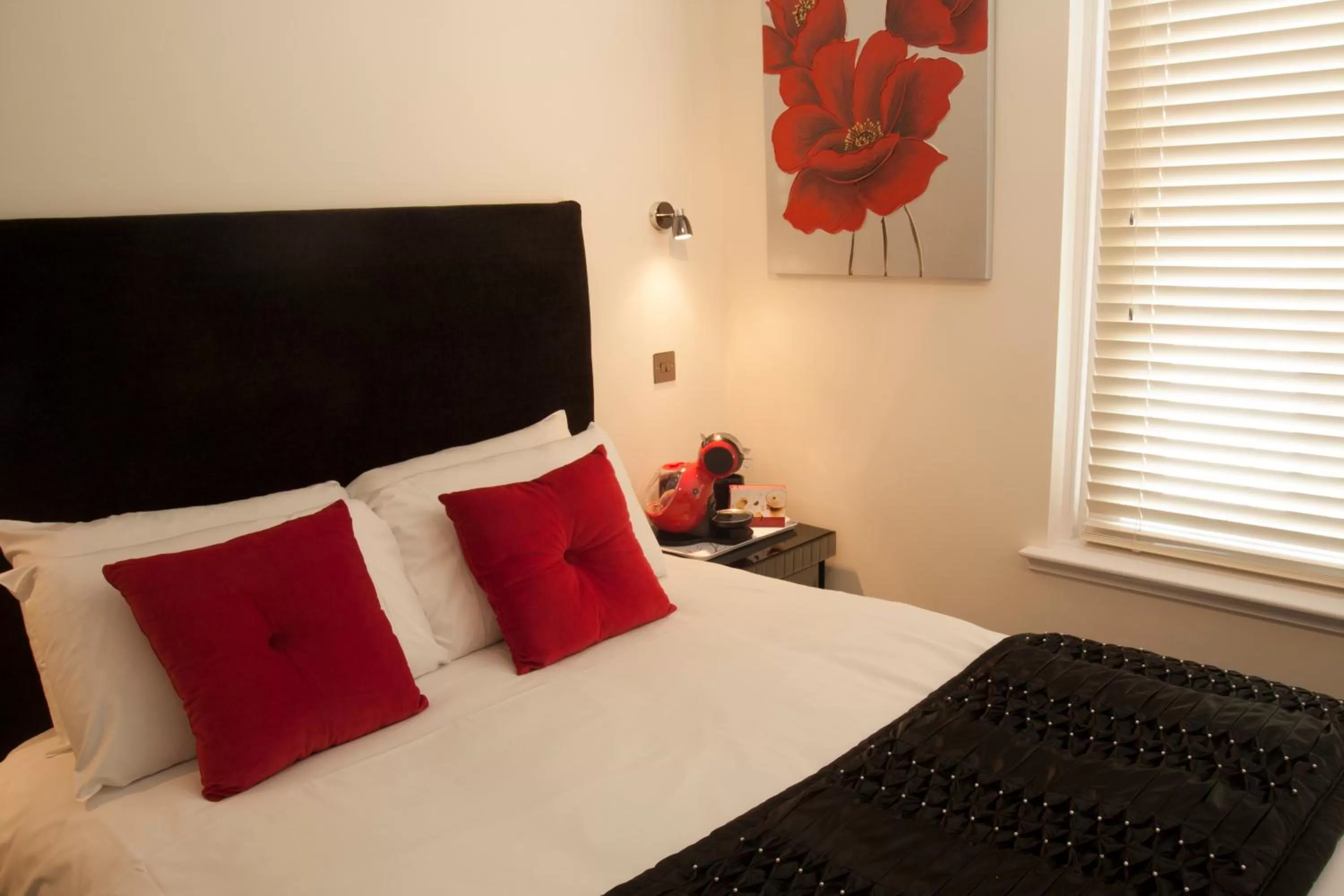 Bedroom, Bed in The Ship Leopard Hotel - No Children