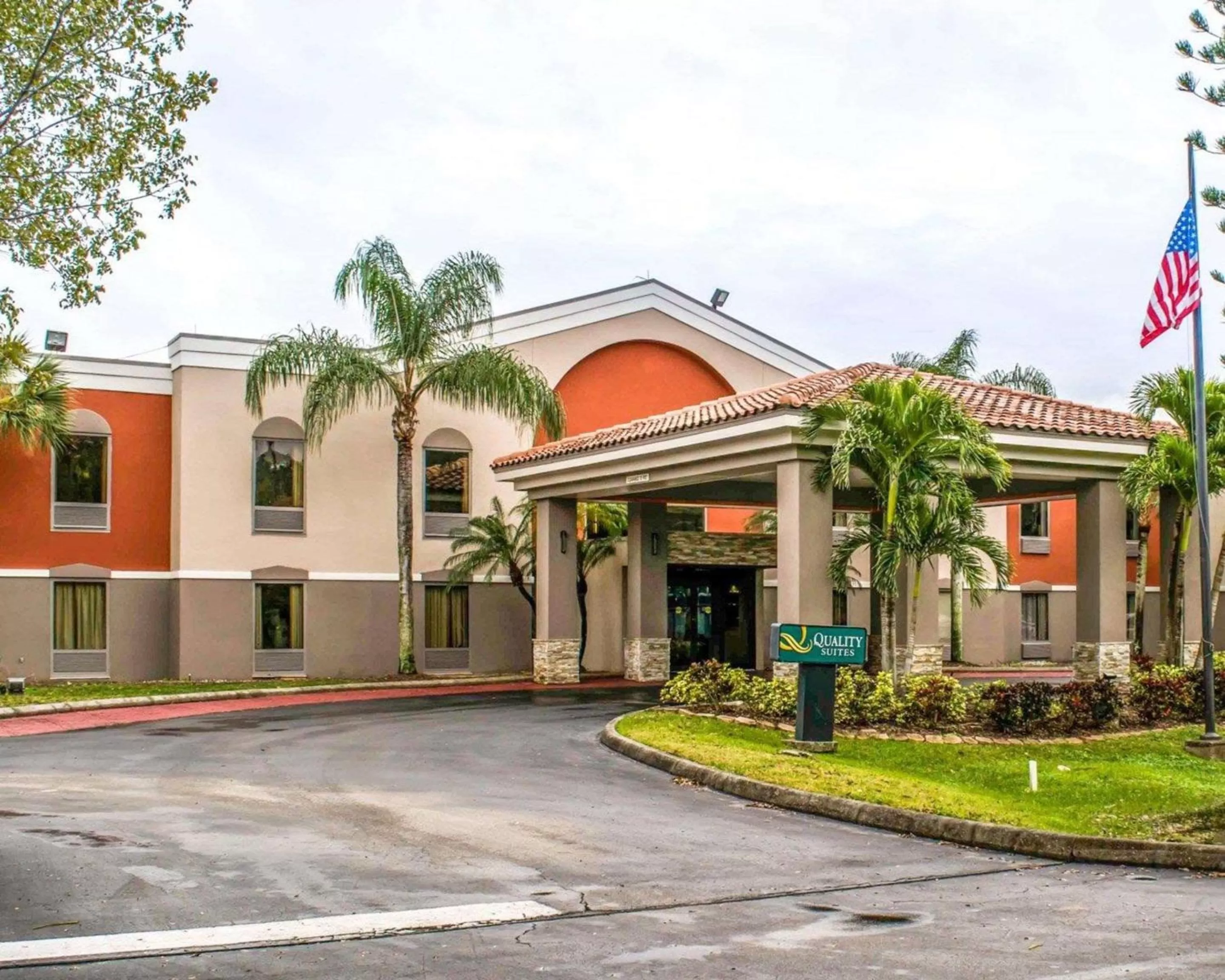 Property building in Quality Suites Fort Myers I-75