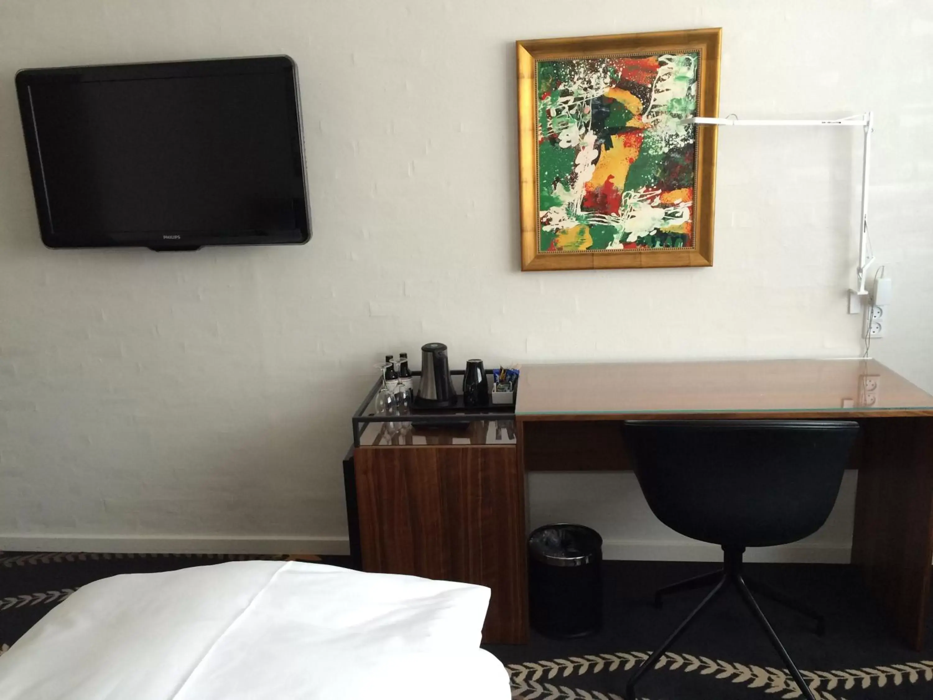 Coffee/tea facilities, TV/Entertainment Center in Best Western Plus Hotel Eyde