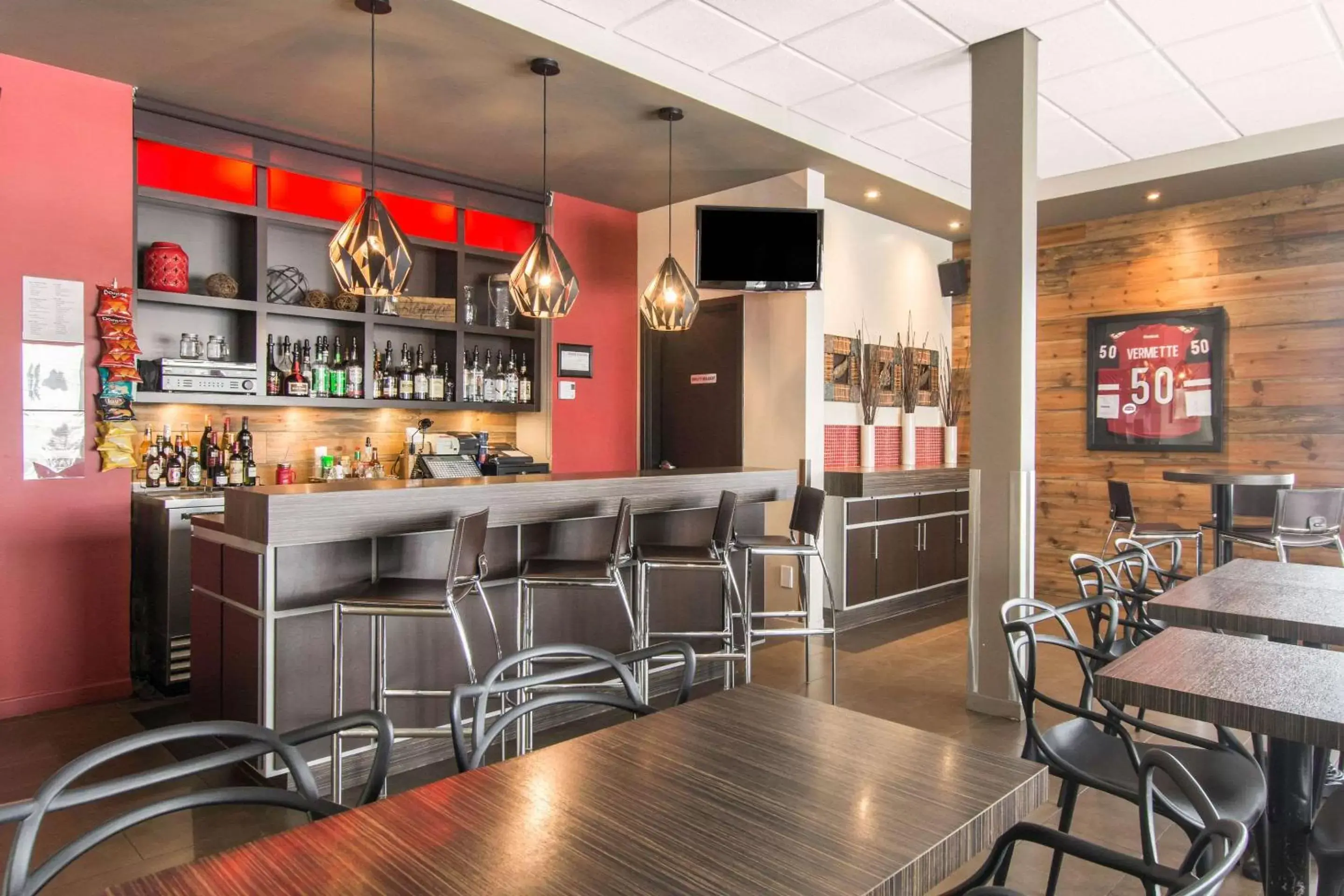 Lounge or bar, Lounge/Bar in Econolodge Inn & Suites St-Apollinaire