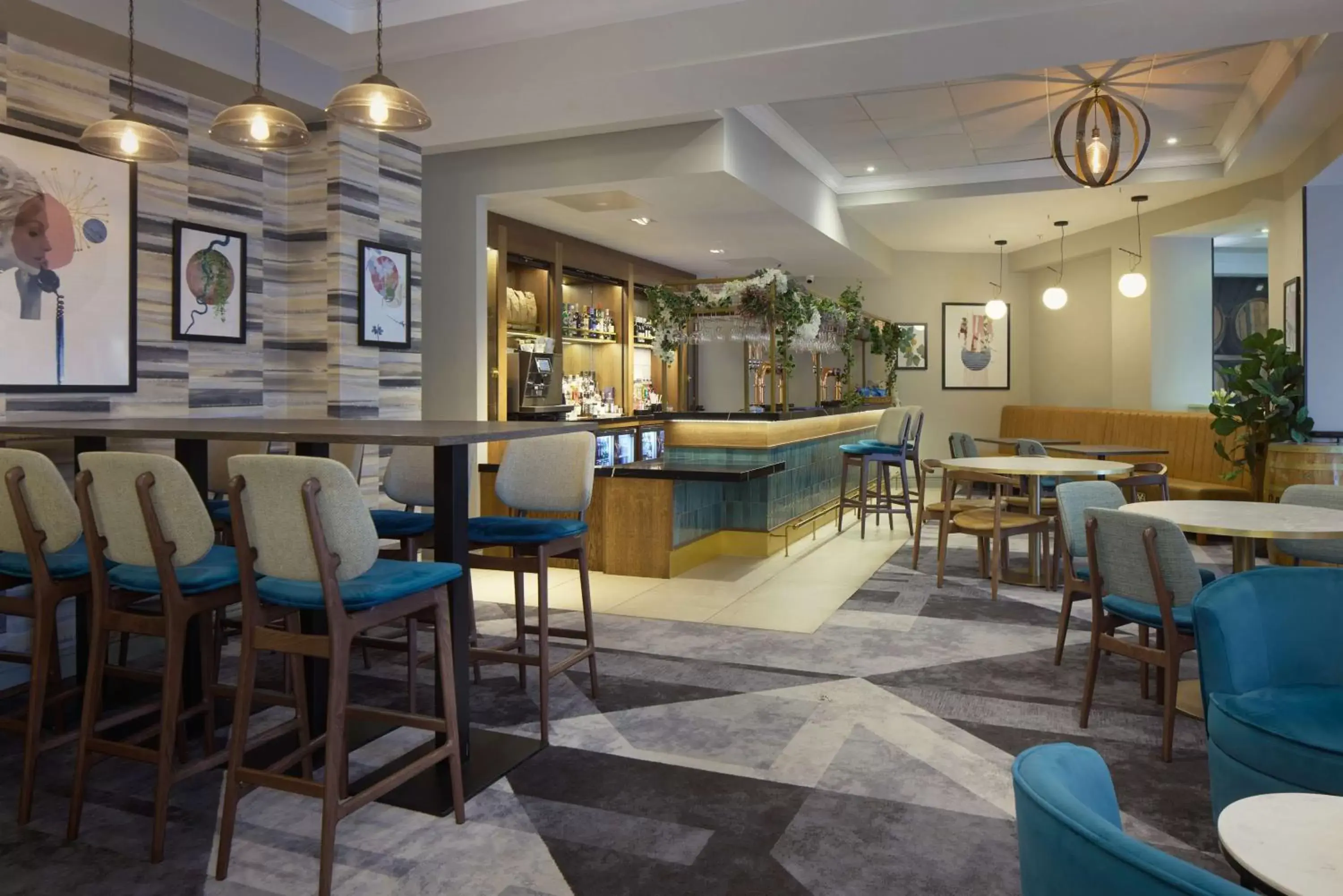 Lounge or bar, Restaurant/Places to Eat in DoubleTree by Hilton Dartford Bridge
