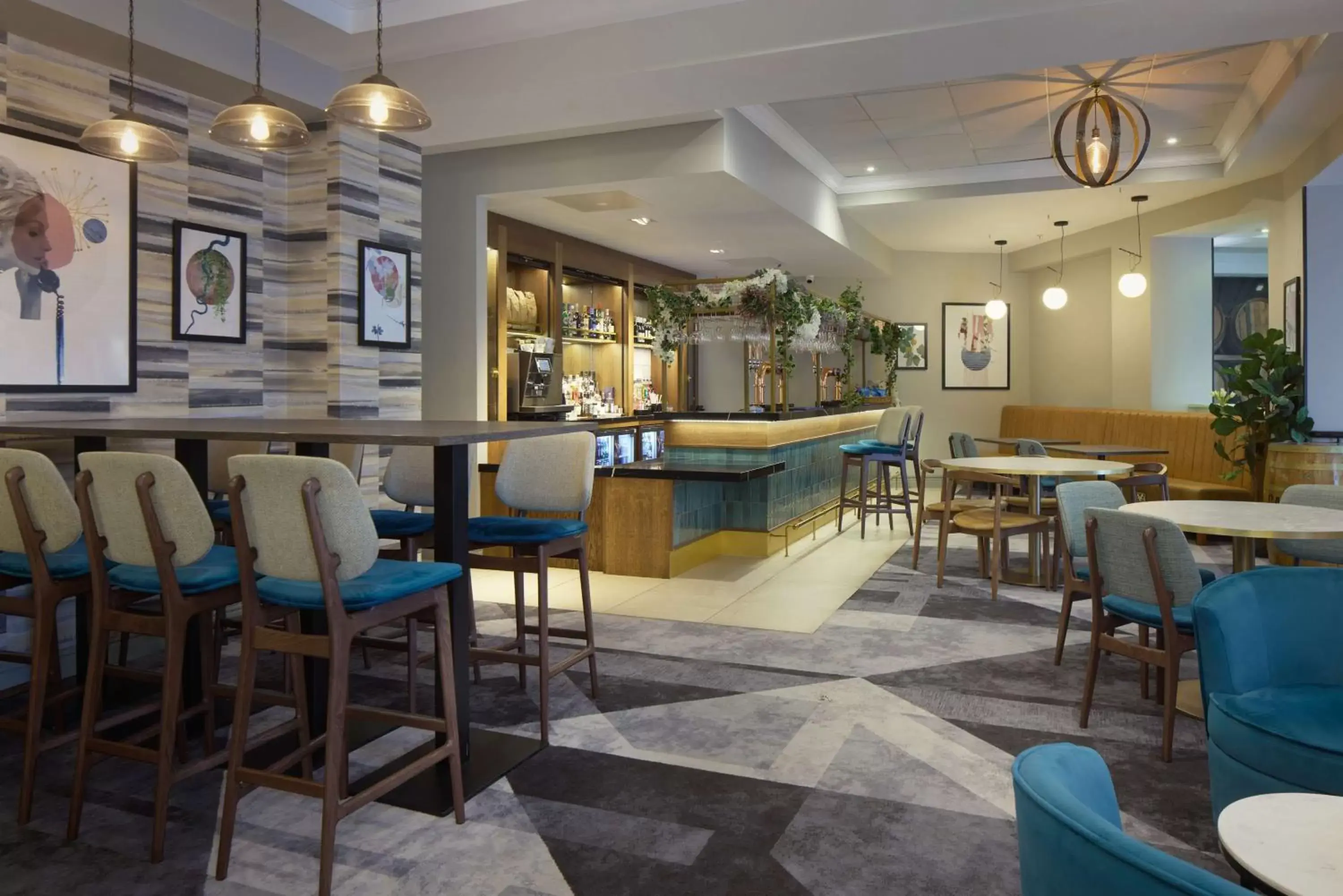 Lounge or bar in DoubleTree by Hilton Dartford Bridge Lounge or bar in DoubleTree by Hilton Dartford Bridge