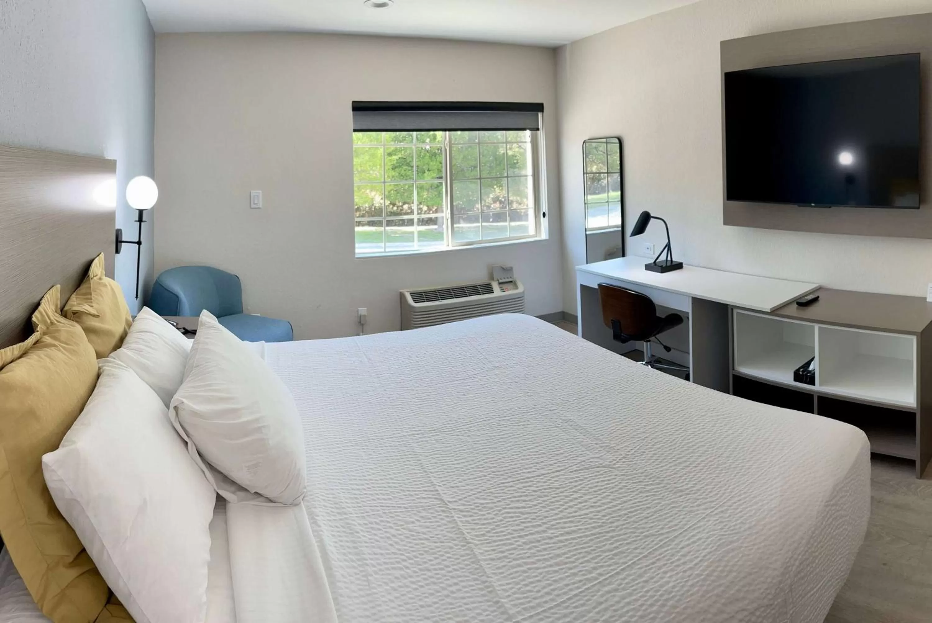 Photo of the whole room, Bed in Days Inn by Wyndham Arlington