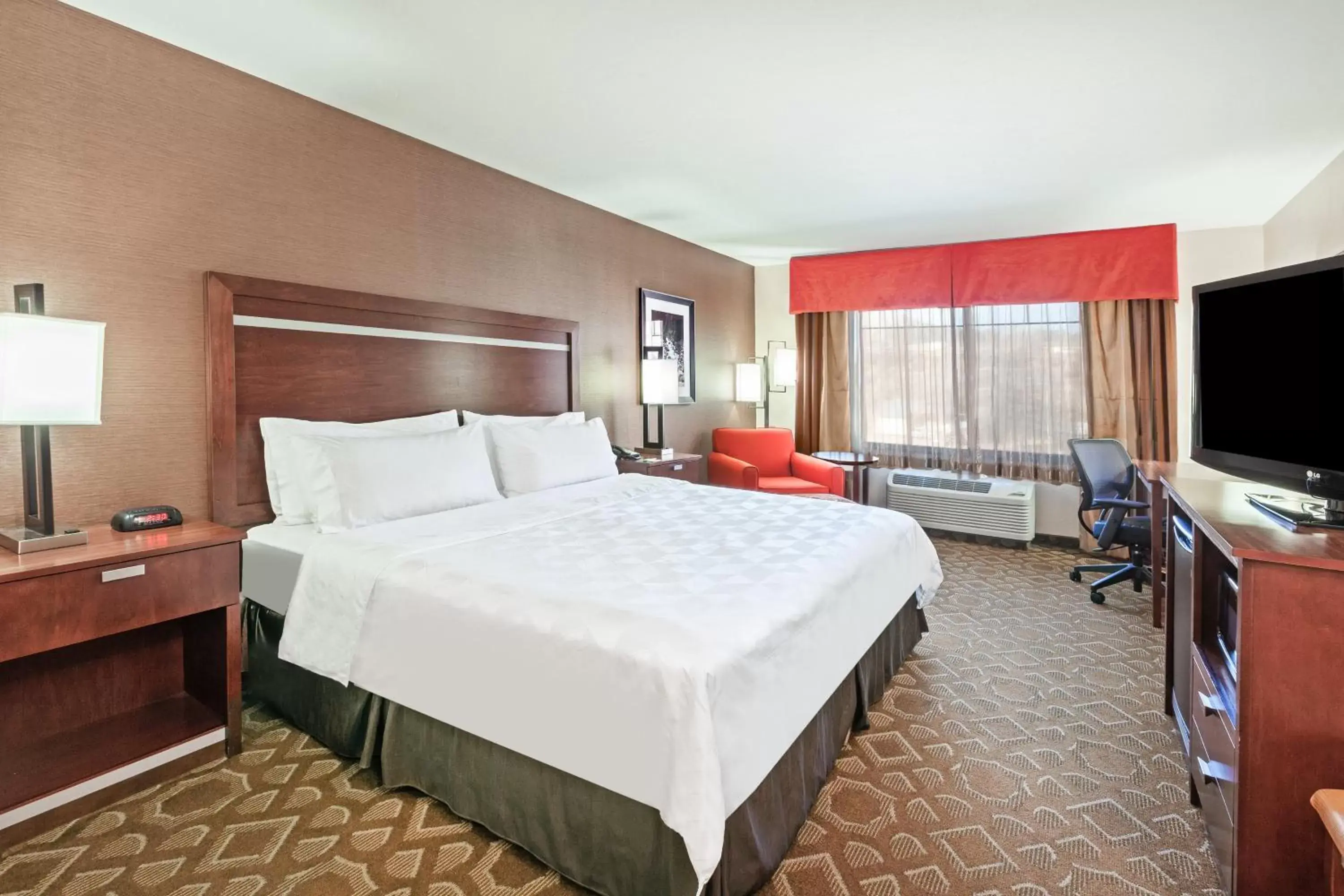 Photo of the whole room, Bed in Holiday Inn & Suites Durango Downtown, an IHG Hotel