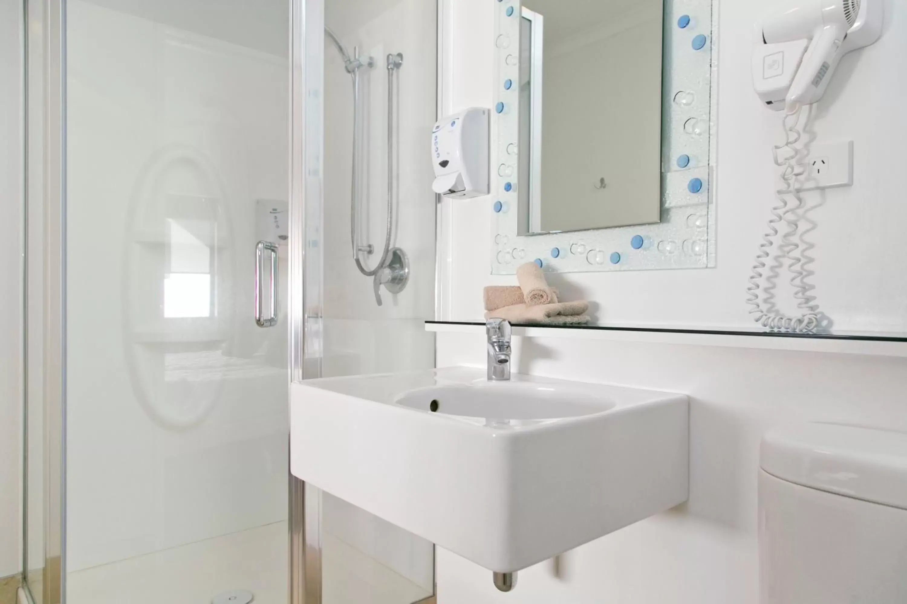 Shower, Bathroom in Le Chalet Suisse Motel Taupo