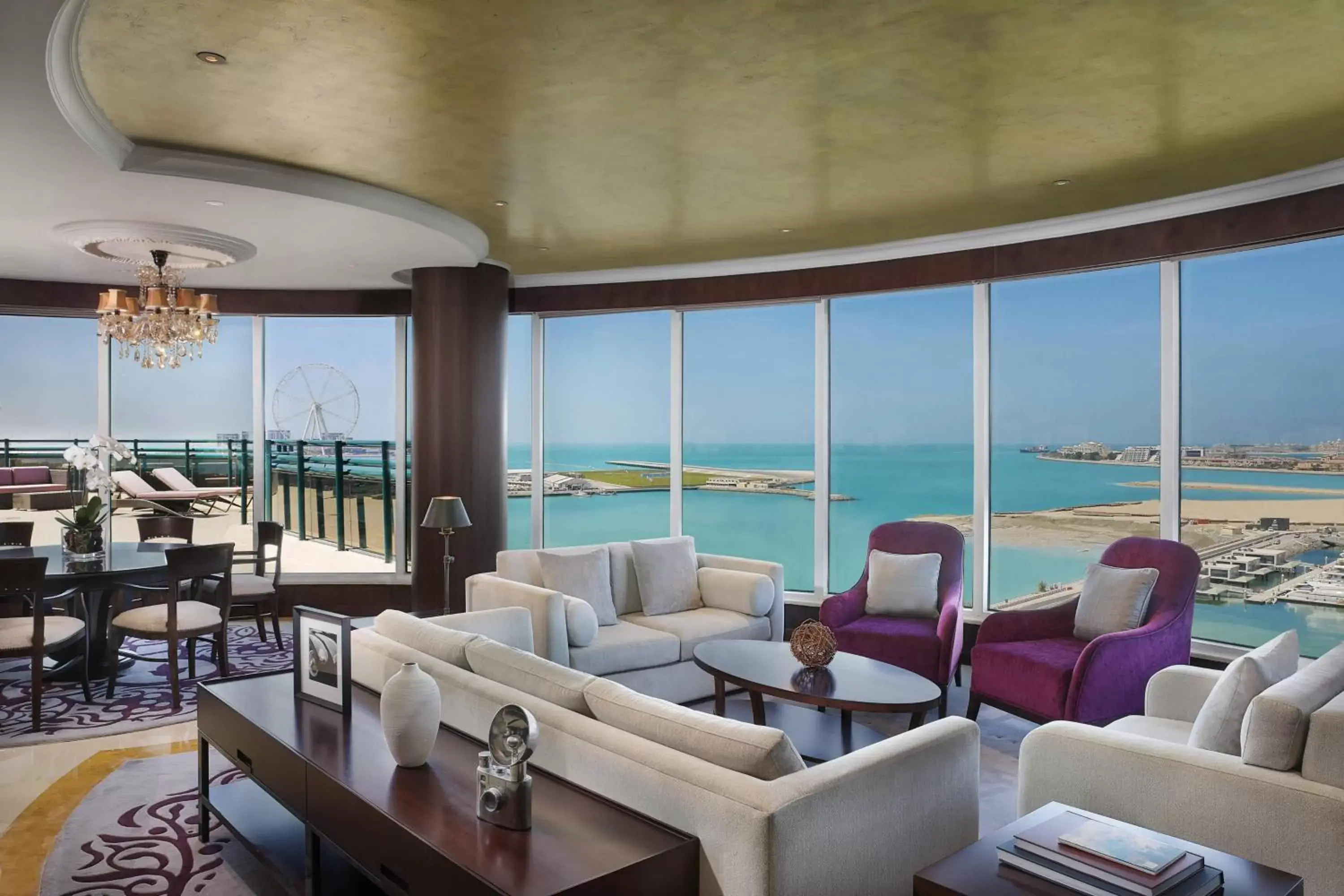 Living room in Le Meridien Mina Seyahi Beach Resort & Waterpark