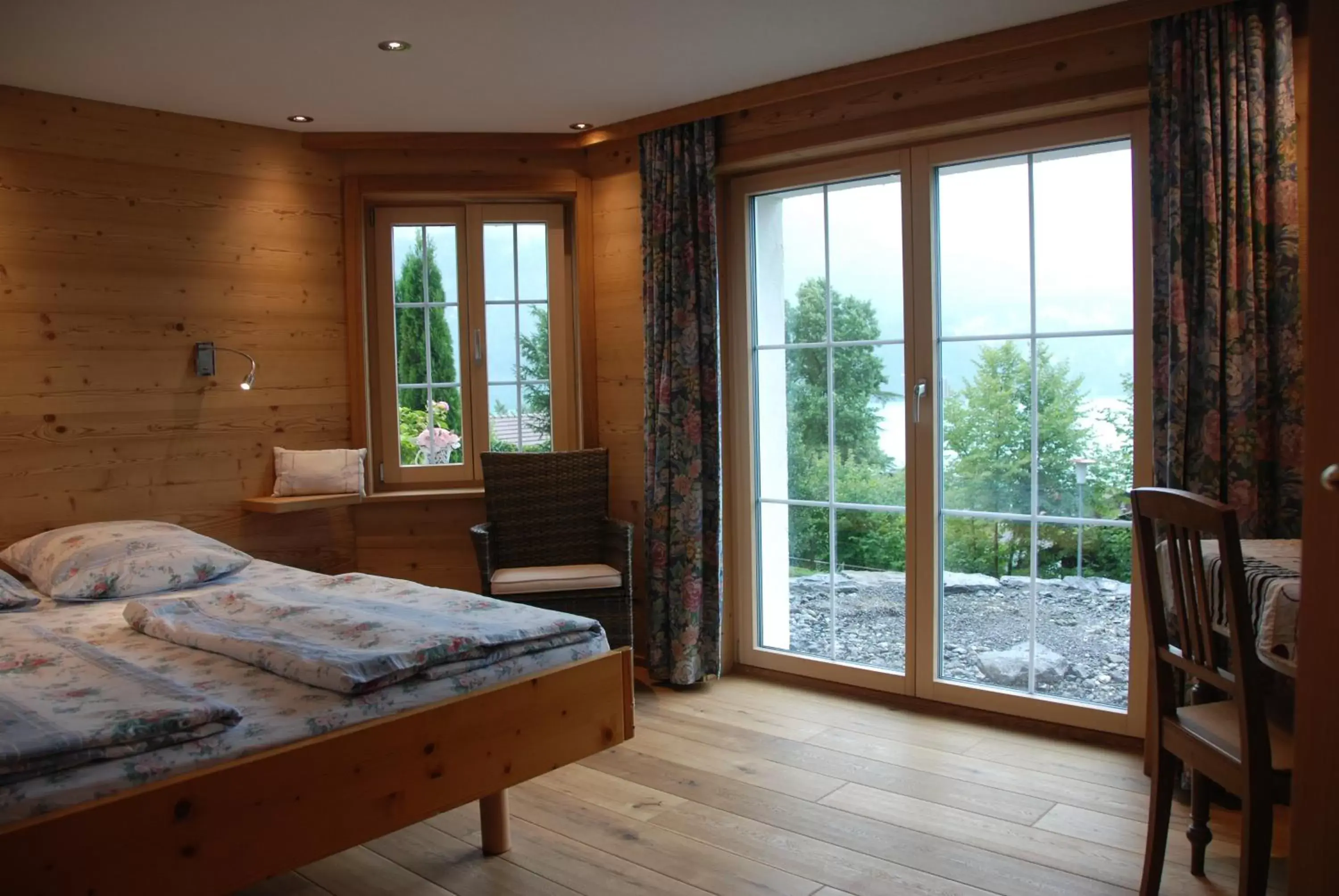 Photo of the whole room, Bed in Jobin Brienz