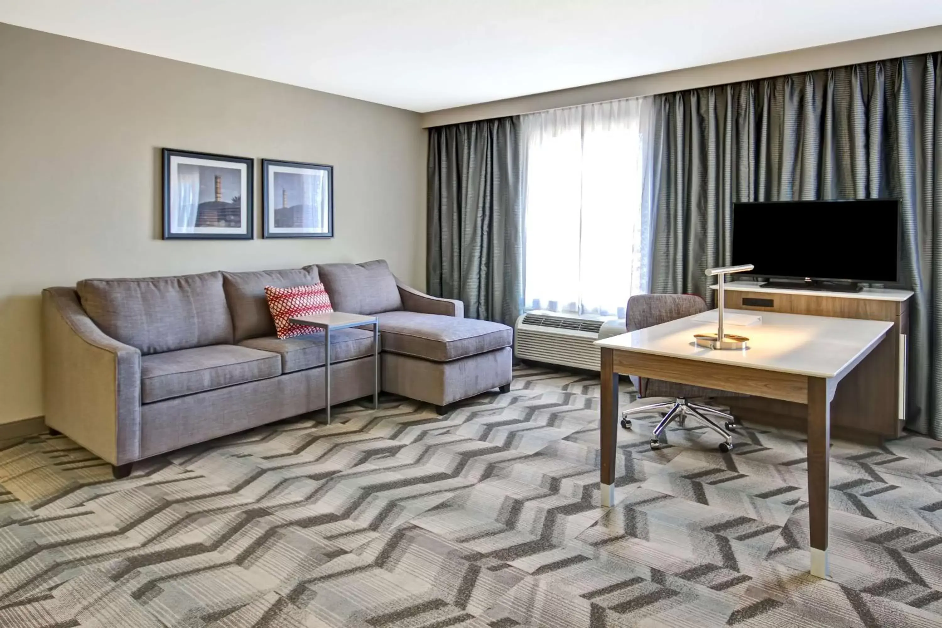 Bed, Seating Area in Hampton Inn & Suites - Medicine Hat