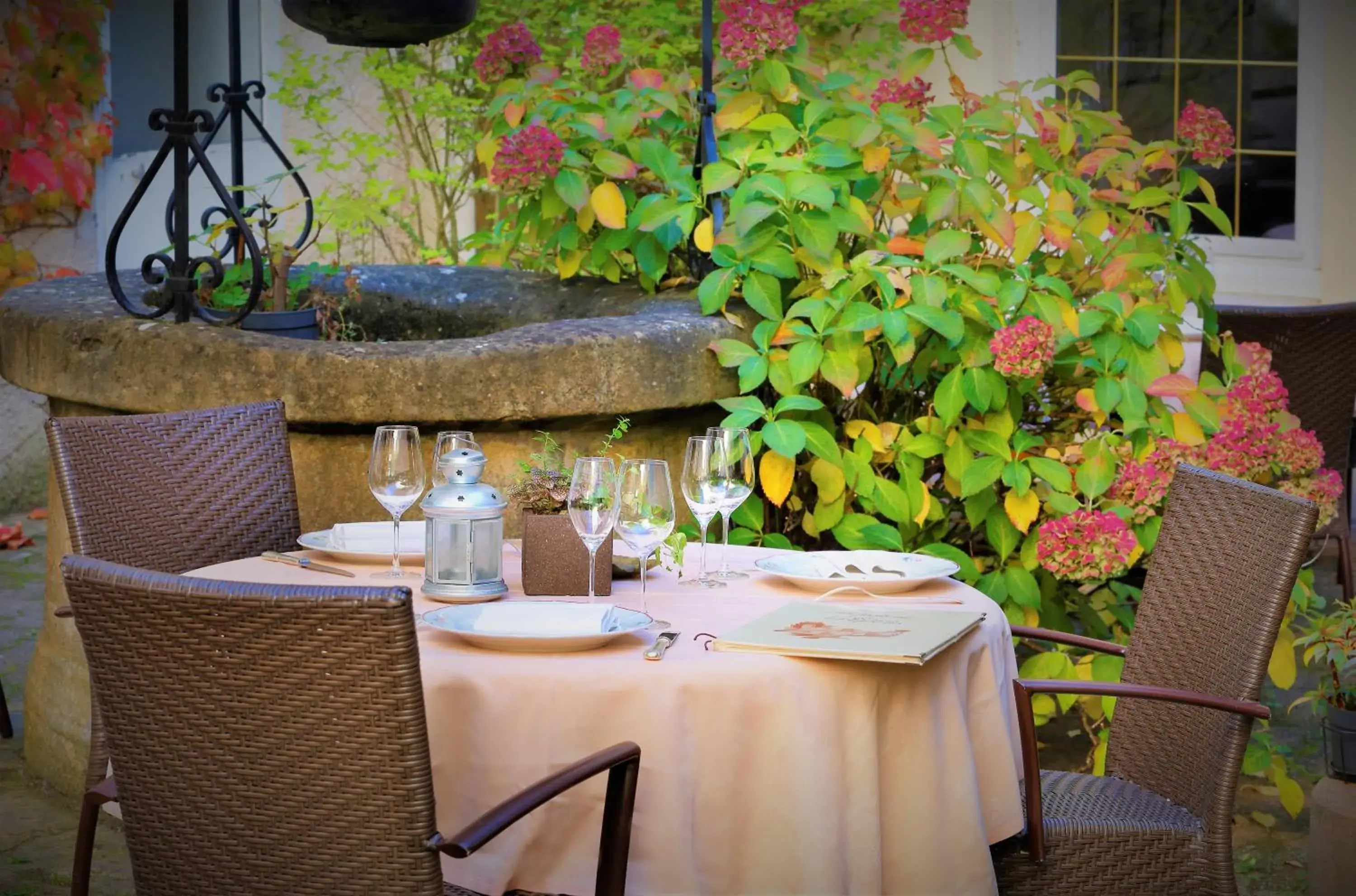 Restaurant/Places to Eat in The Originals Boutique, Hostellerie des Trois Pigeons, Paray-le-Monial (Inter-Hotel)