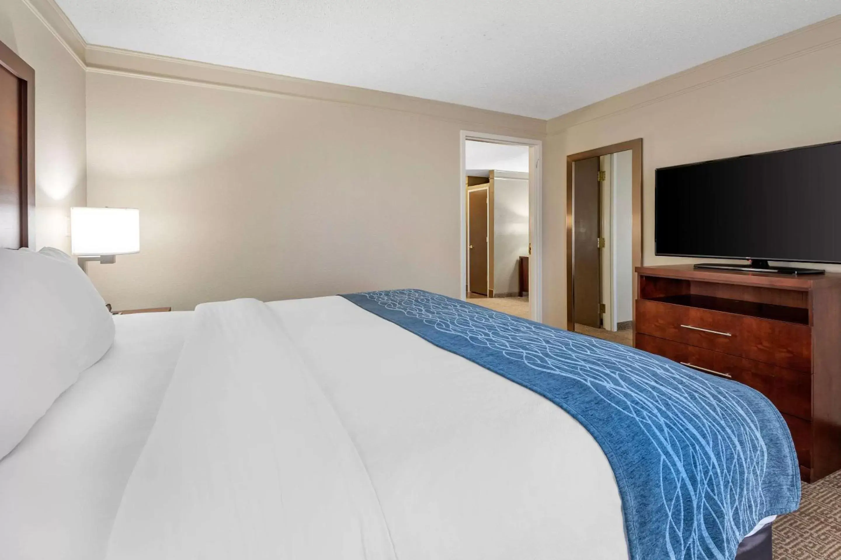 Photo of the whole room, Bed in Comfort Inn & Suites