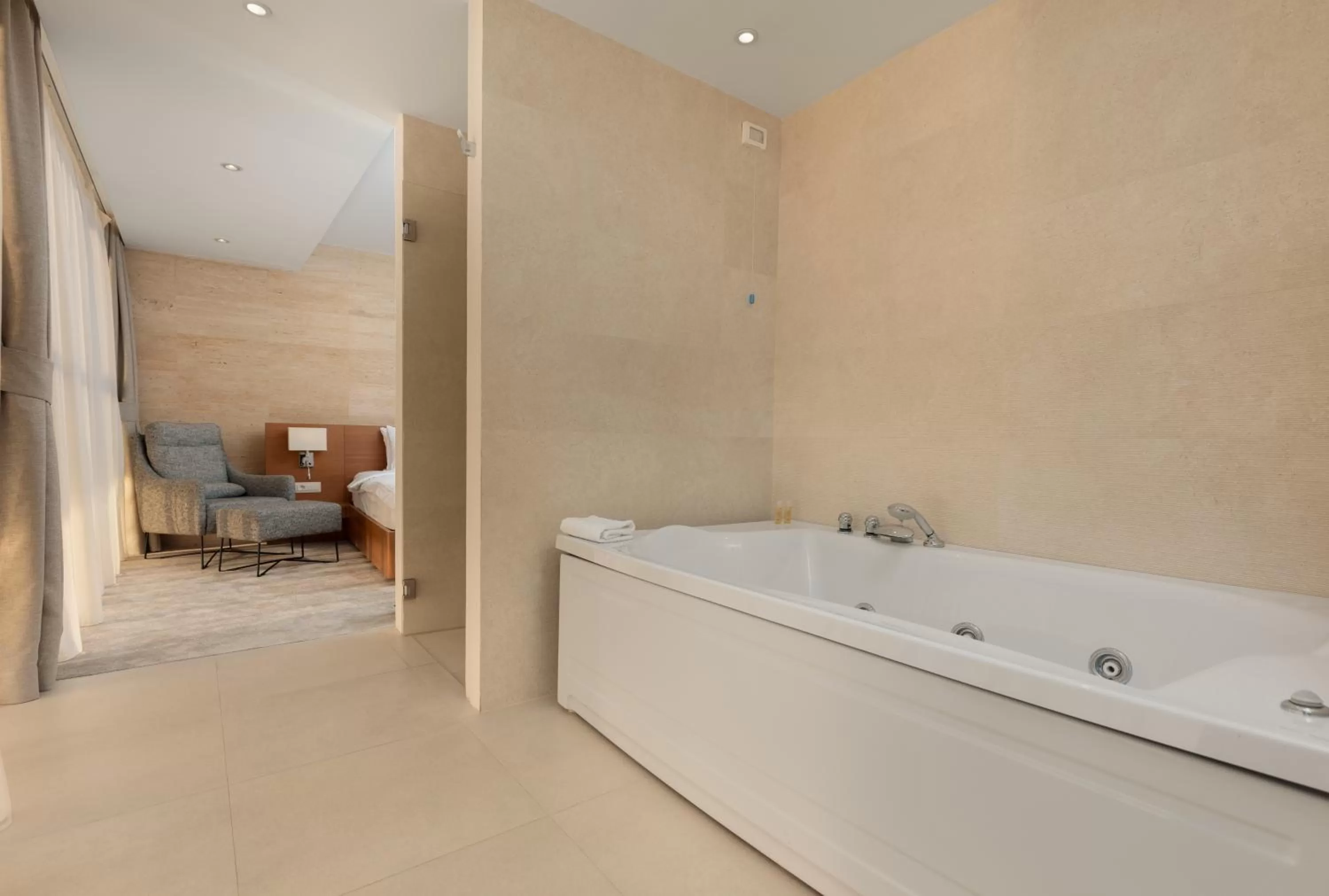 Bath in Hotel Harmonia by Dukley