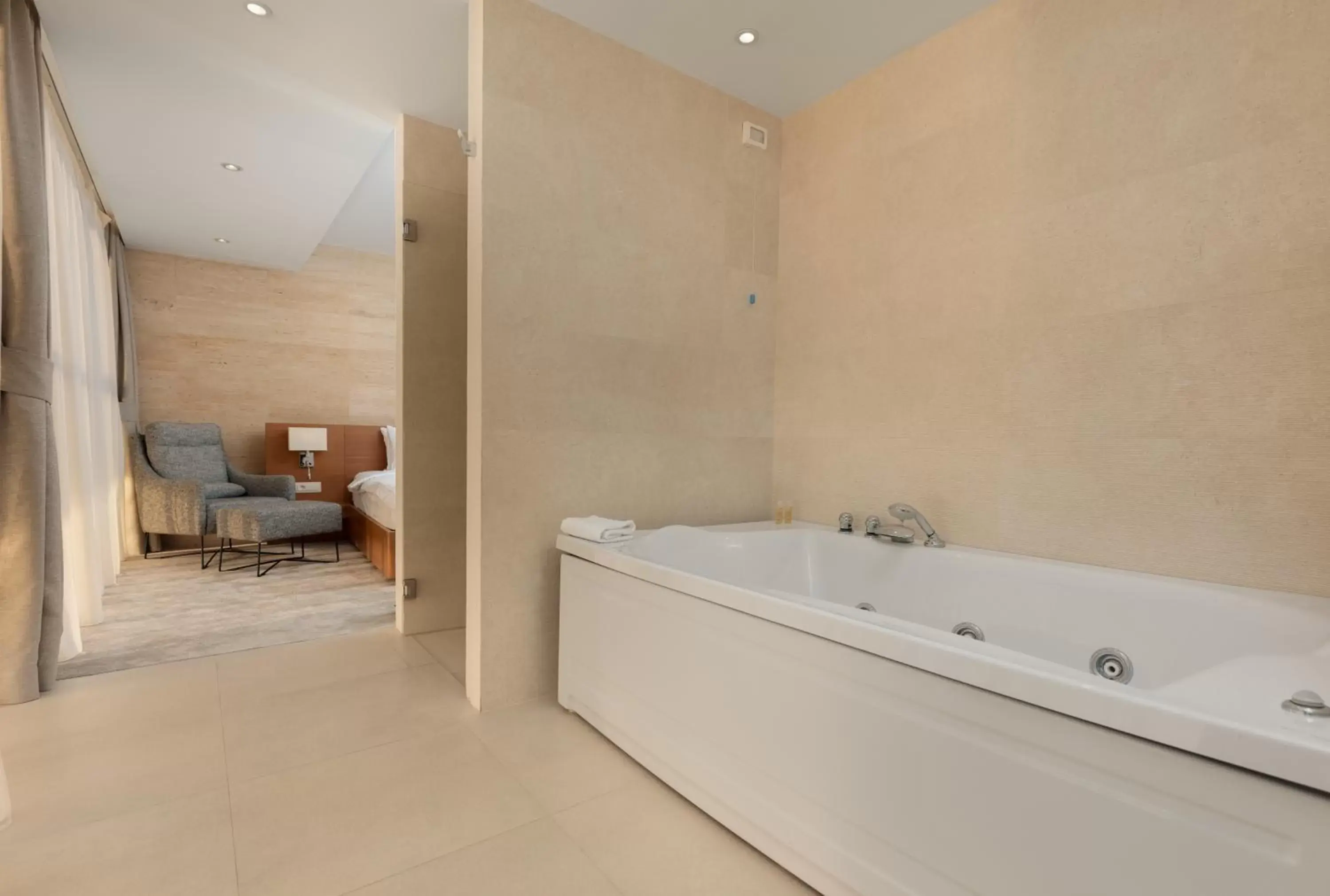 Bath, Bathroom in Hotel Harmonia by Dukley