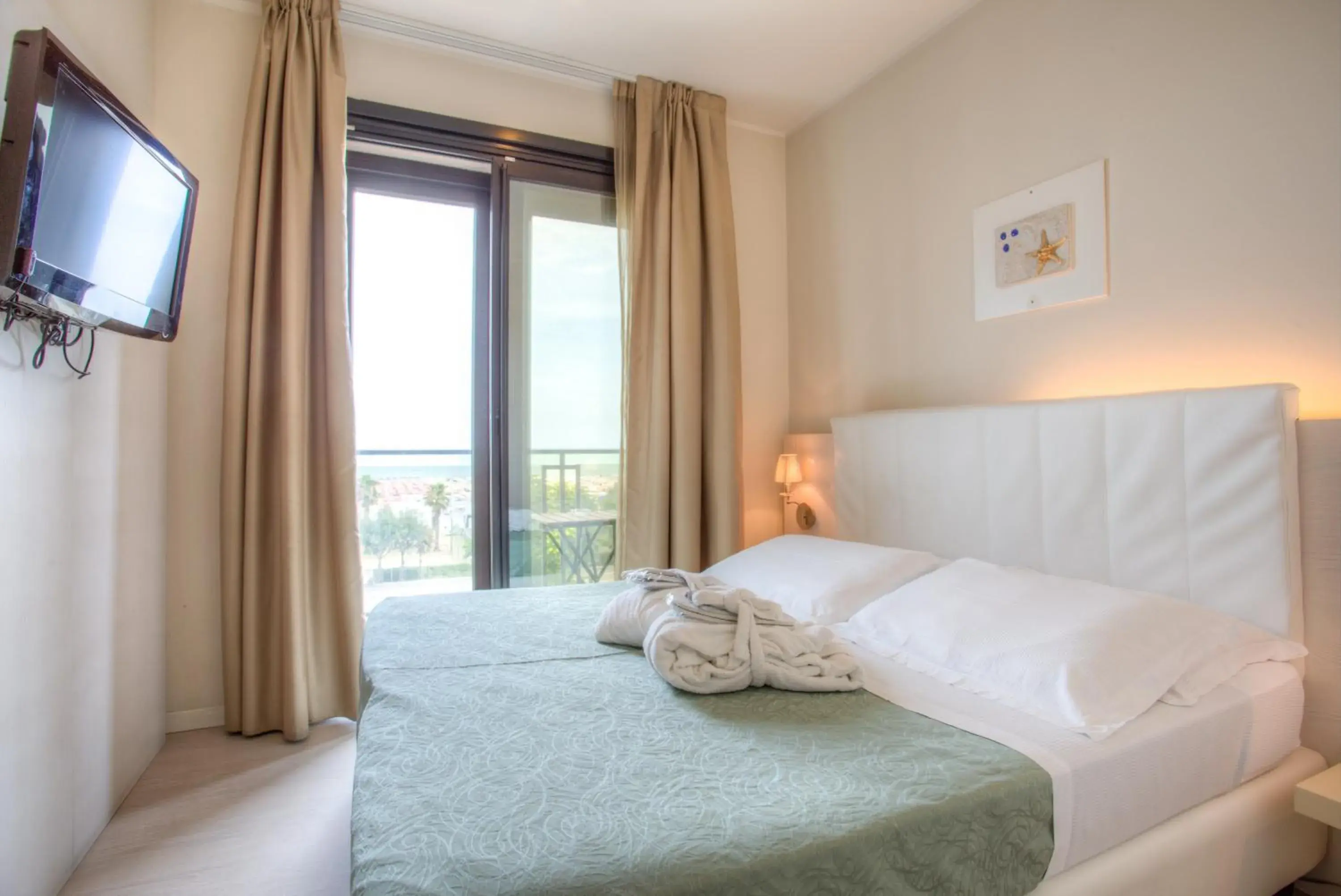 Bedroom, Bed in Ferretti Beach Hotel
