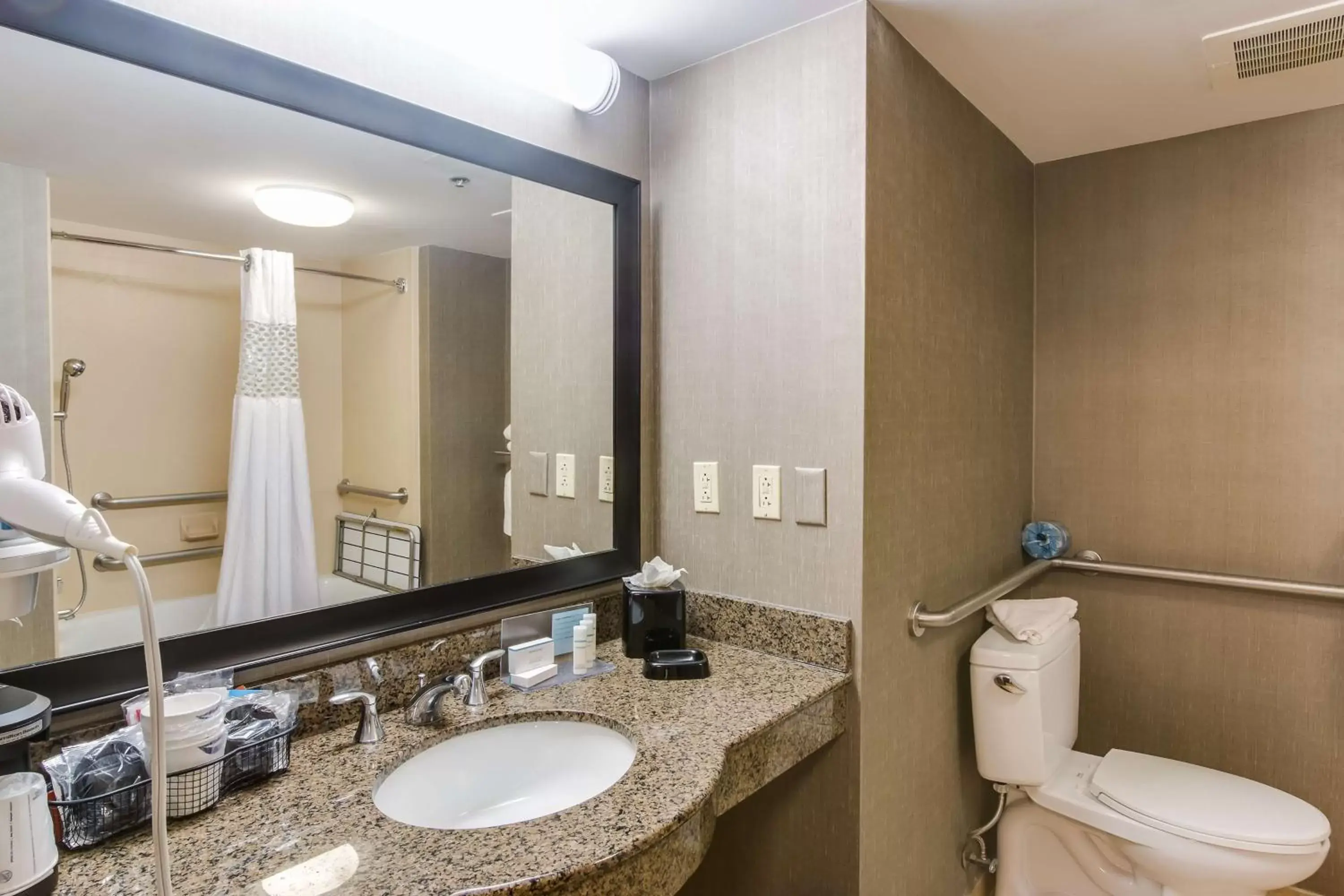 Bathroom in Hampton Inn & Suites Mount Juliet