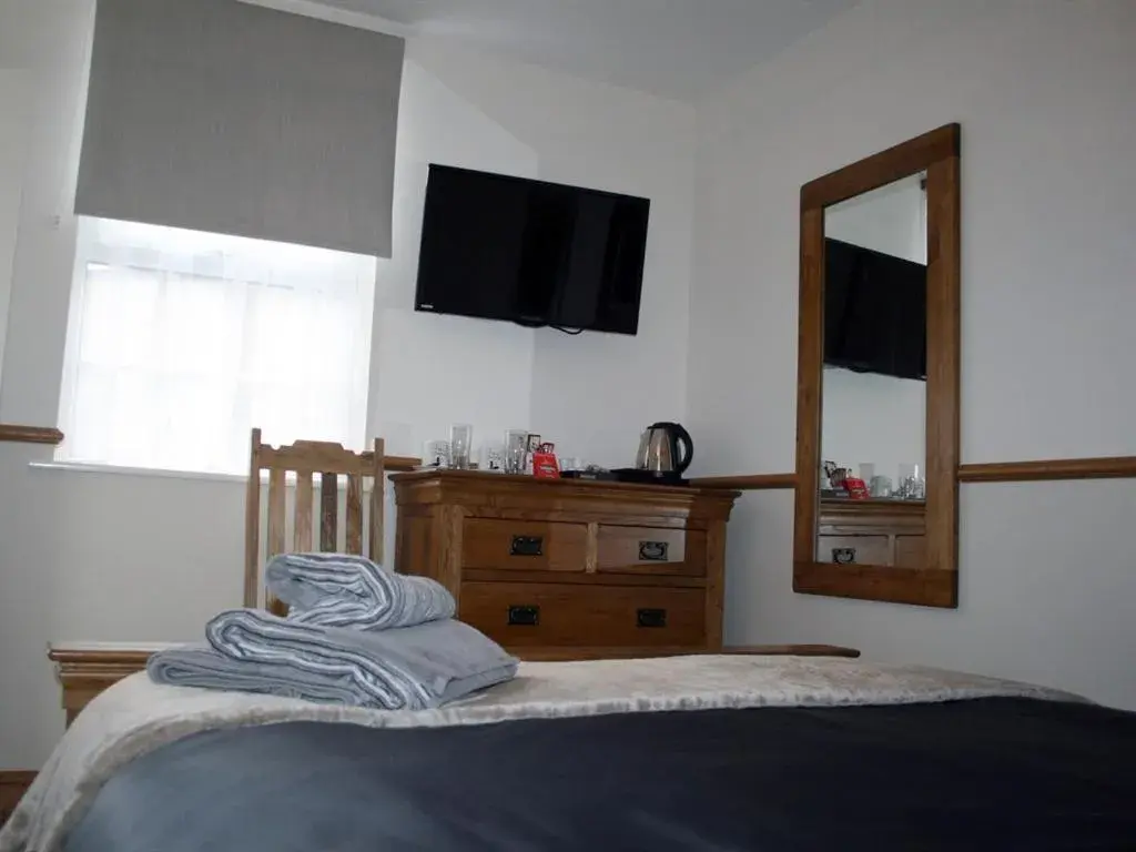 Bedroom, TV/Entertainment Center in Masons Arms