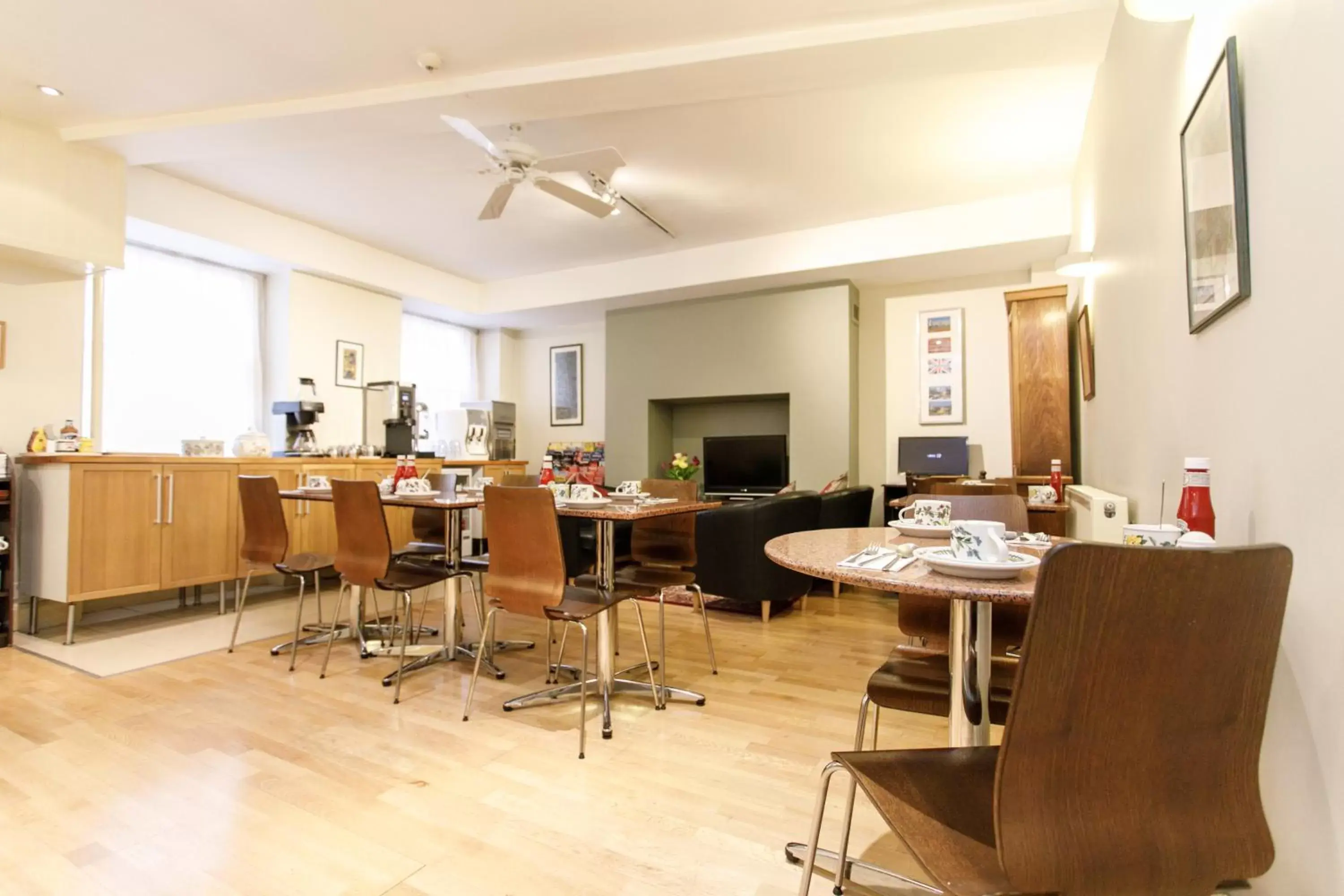 Communal lounge/ TV room, Restaurant/Places to Eat in Jesmond Hotel